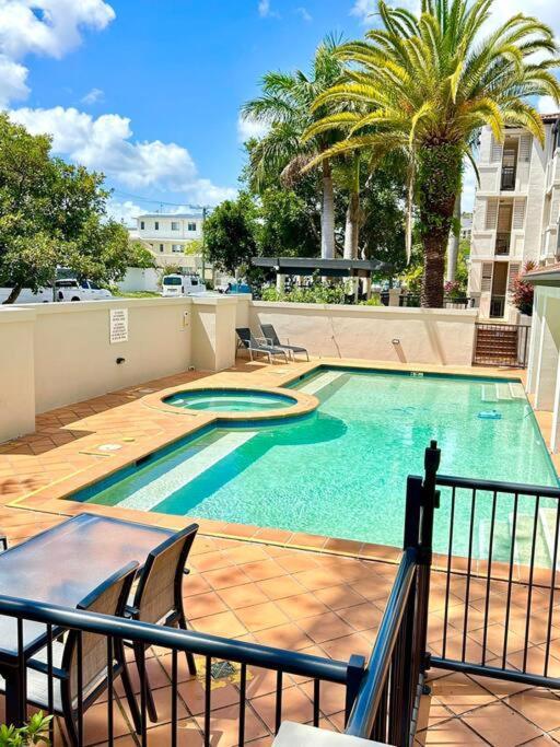 Renovated Beachside 1br Gold Coast