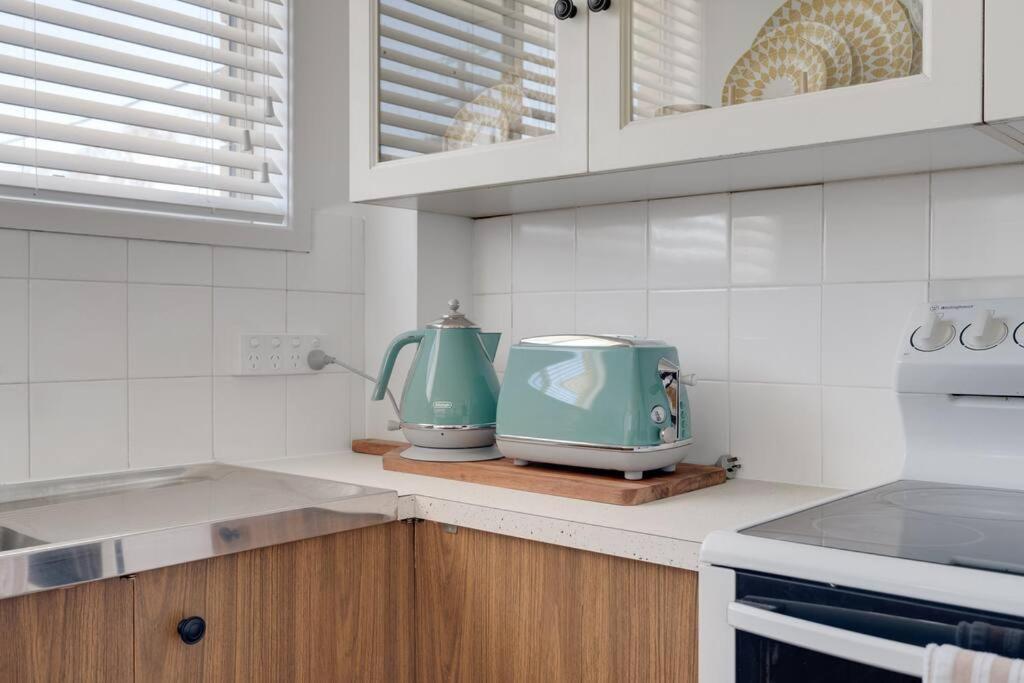 Coastal Getaway 2-br Retreat In Palm Apartment *
