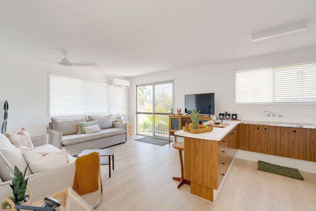 Coastal Getaway 2-br Retreat In Palm Apartment *