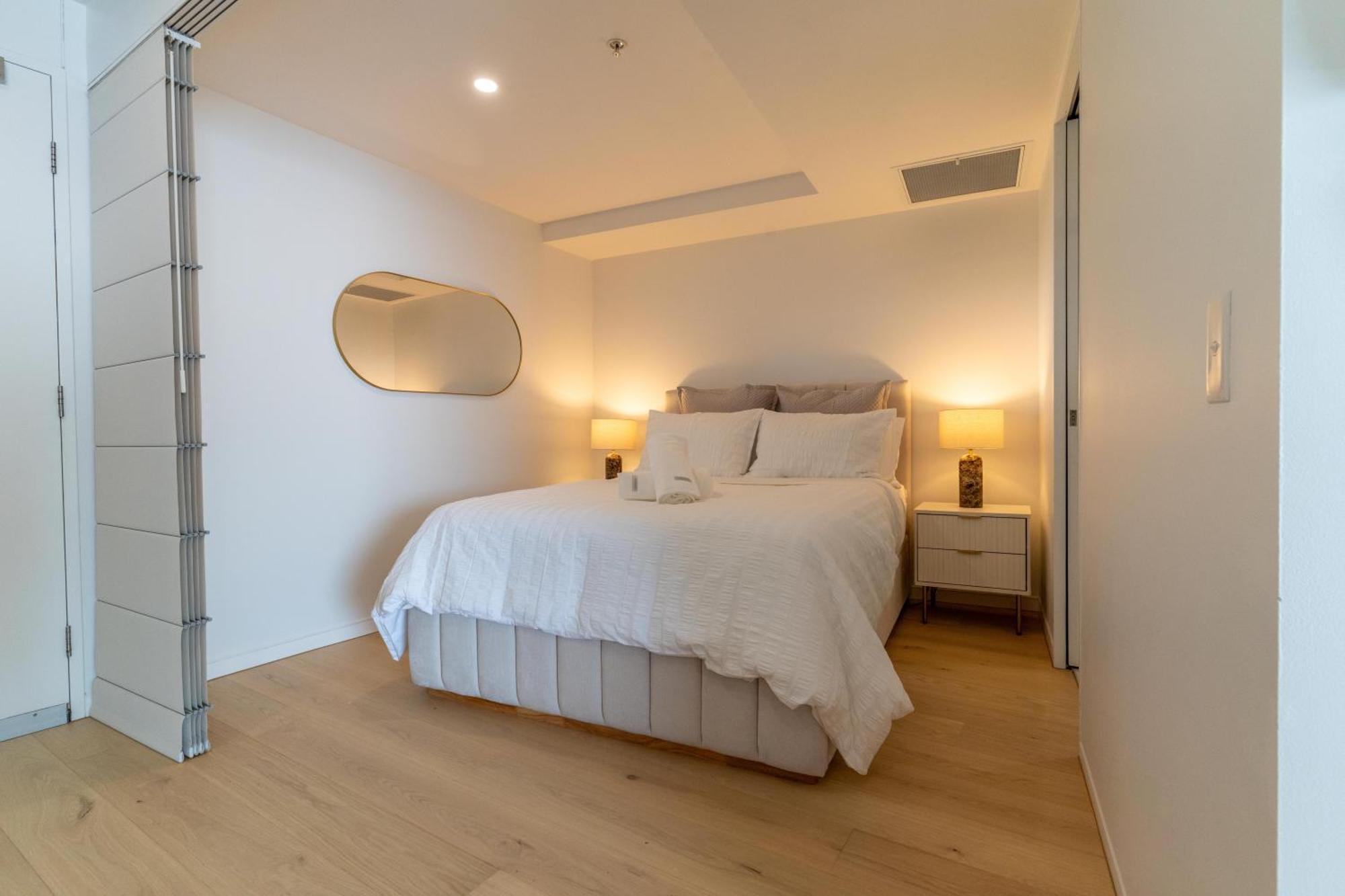 Luxury Ocean View - Oracle Tower 1 - 1bed 1study 1bath 1car Apartment