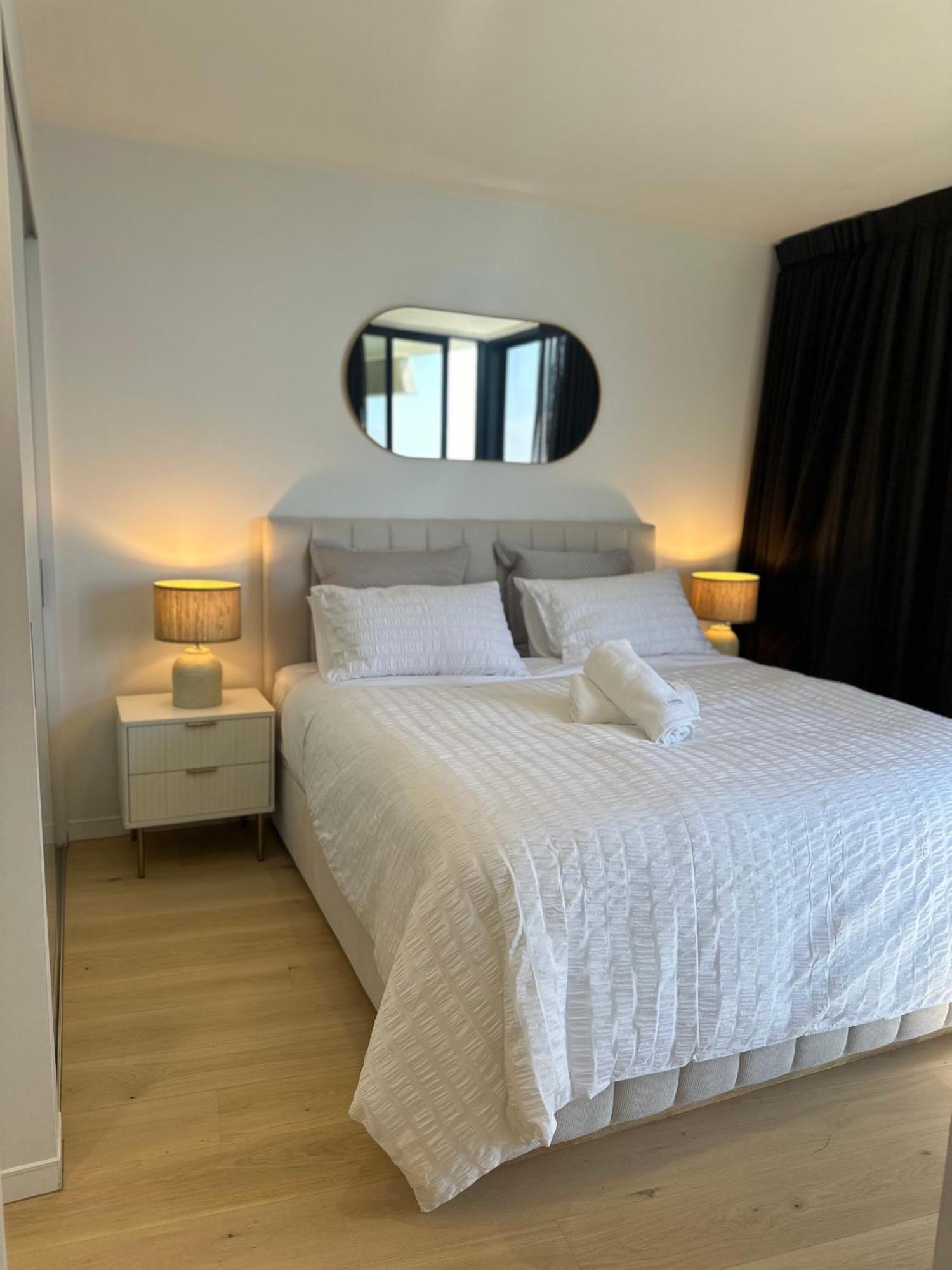 Luxury Ocean View - Oracle Tower 1 - 1bed 1study 1bath 1car Apartment *