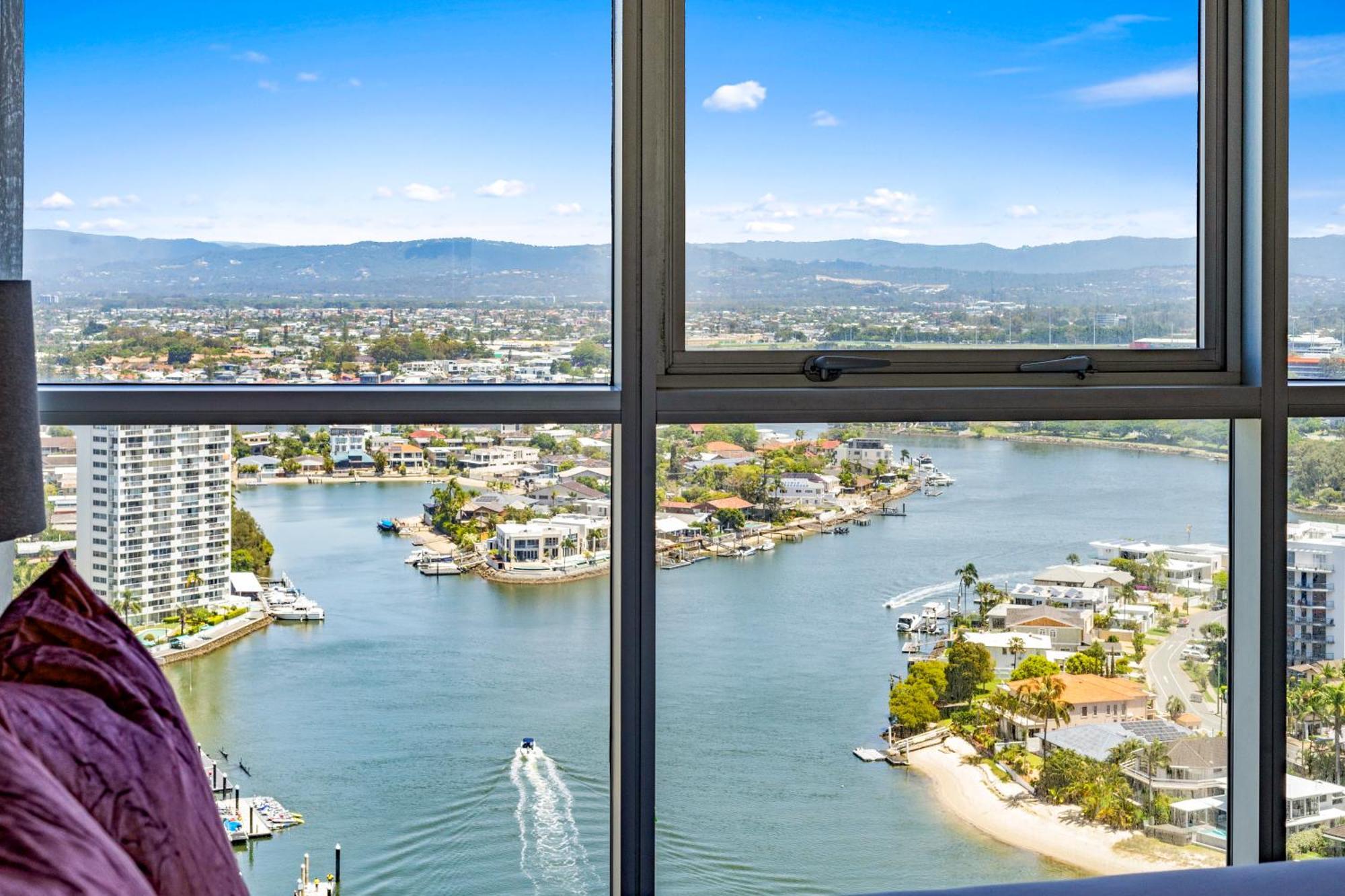 Chevron Renaissance - Self Contained & Privately Managed Apartment *