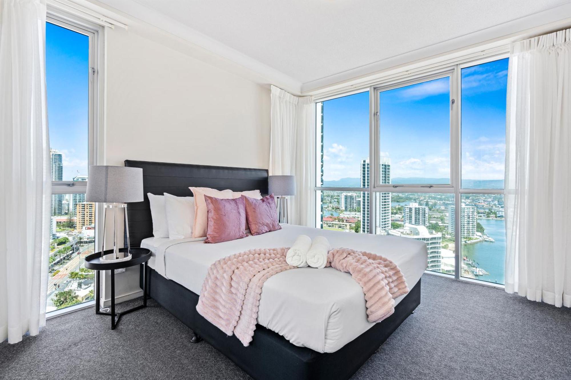 Apartment Self Contained At Chevron Renaissance - Privately Managed - Wow