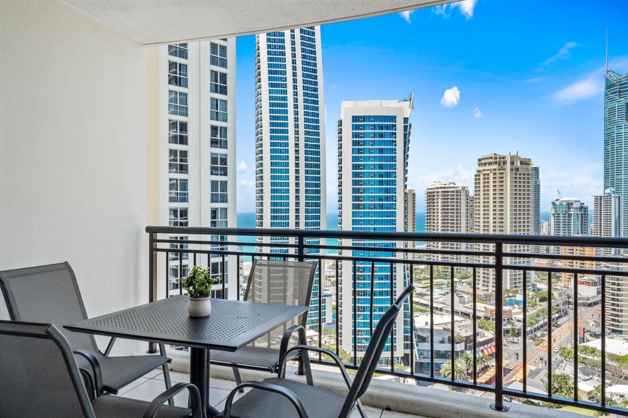 Self Contained At Chevron Renaissance - Privately Managed - Wow Apartment *