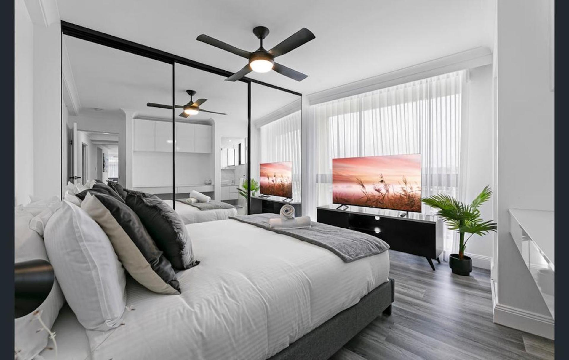 Beachfront Bliss 2br 2bath Ocean Views - Surfers Apartment Gold Coast