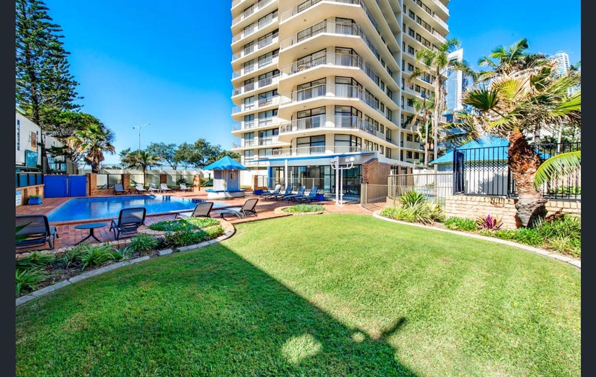 Beachfront Bliss 2br 2bath Ocean Views - Surfers *