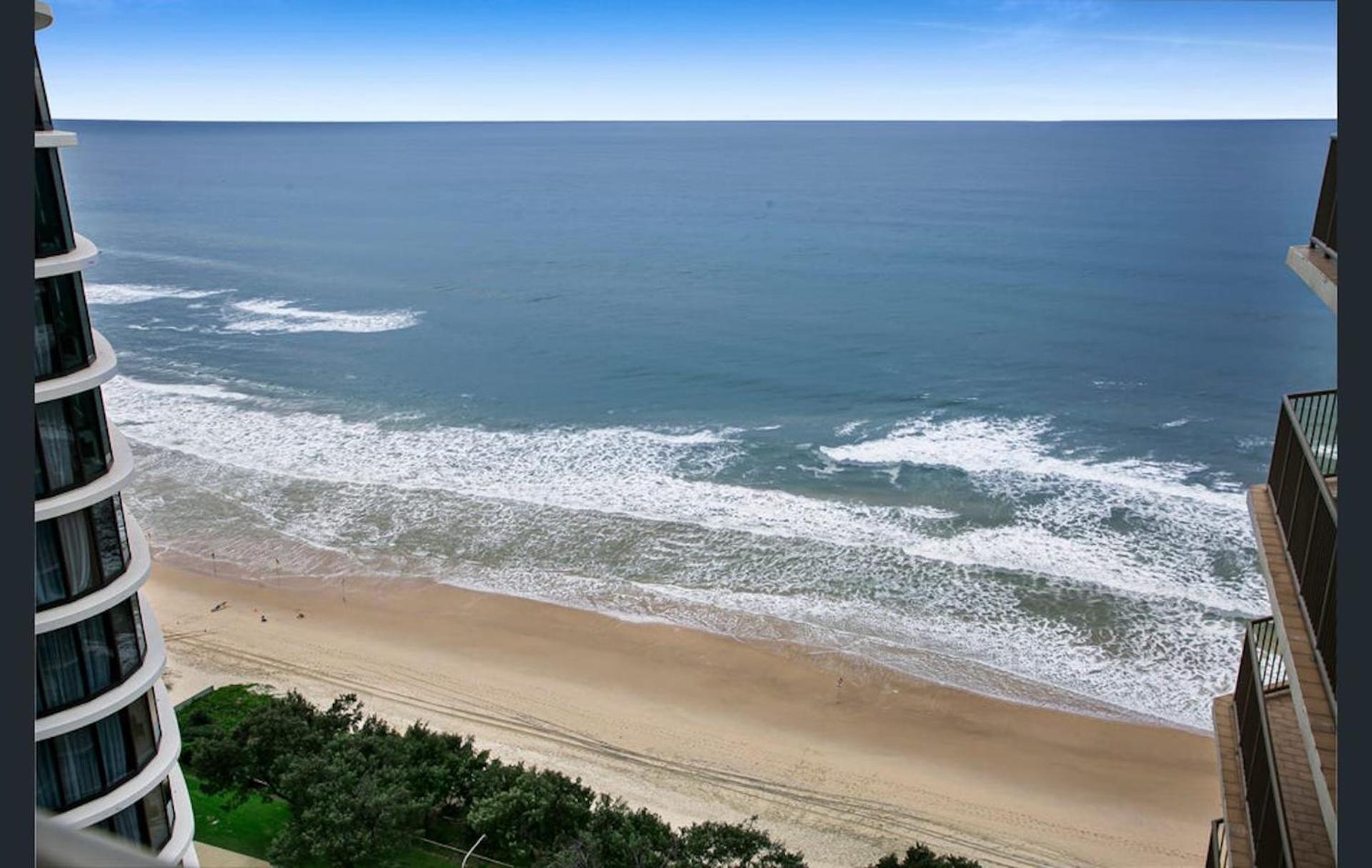 Beachfront Bliss 2br 2bath Ocean Views - Surfers Gold Coast