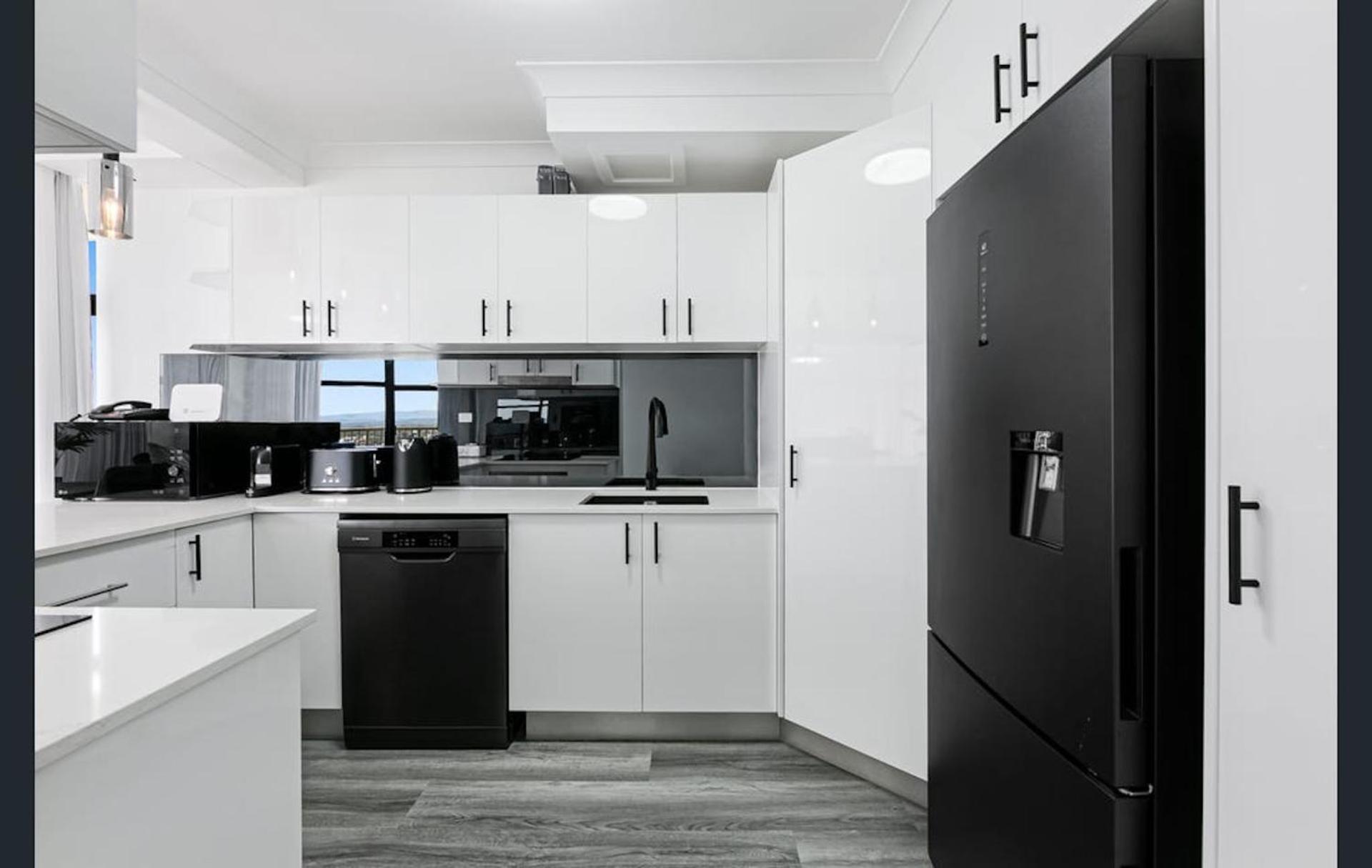 Beachfront Bliss 2br 2bath Ocean Views - Surfers * Gold Coast