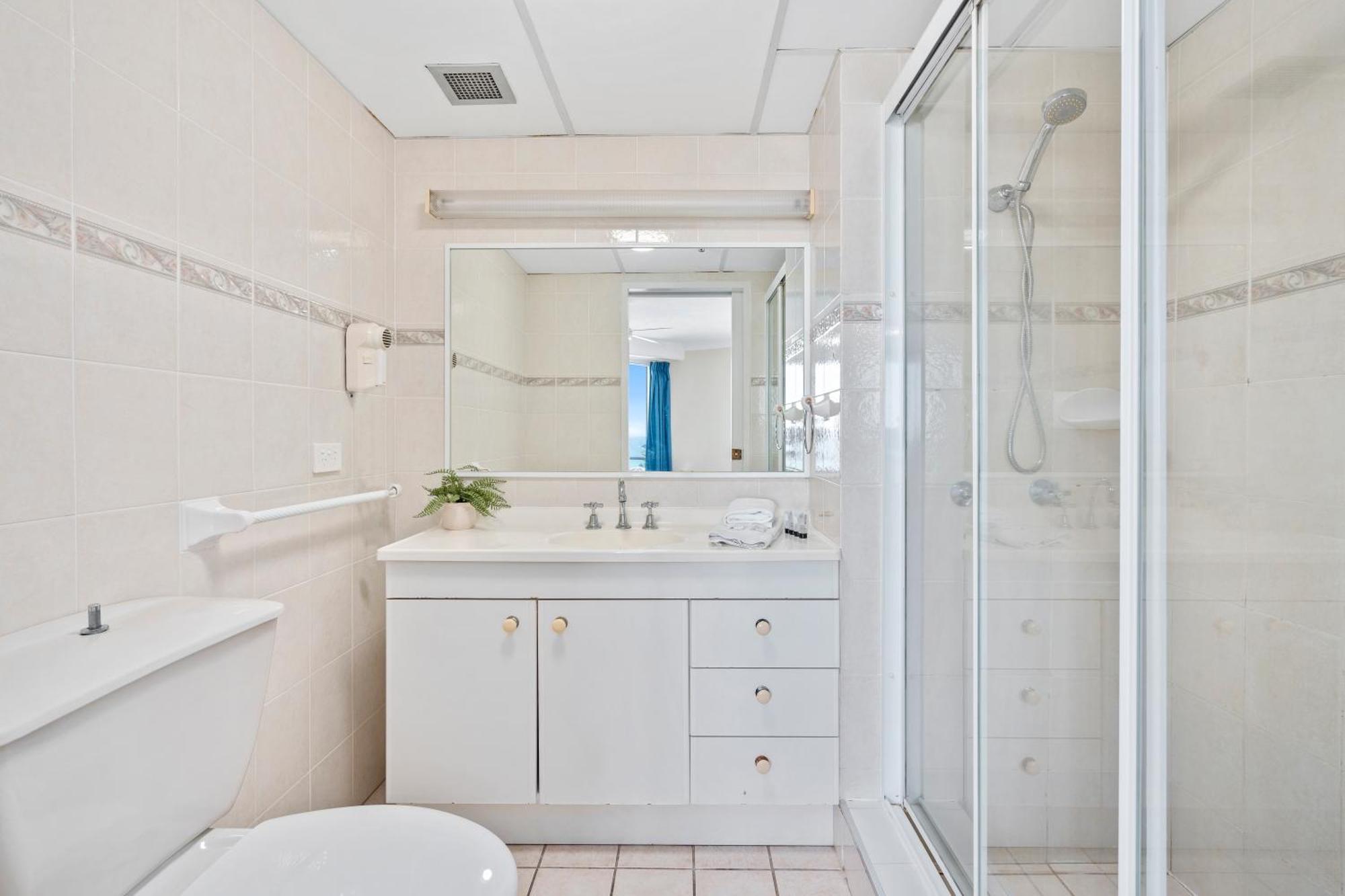 Stunning Ocean Views In 2 Bedroom Unit At Zenith - Q