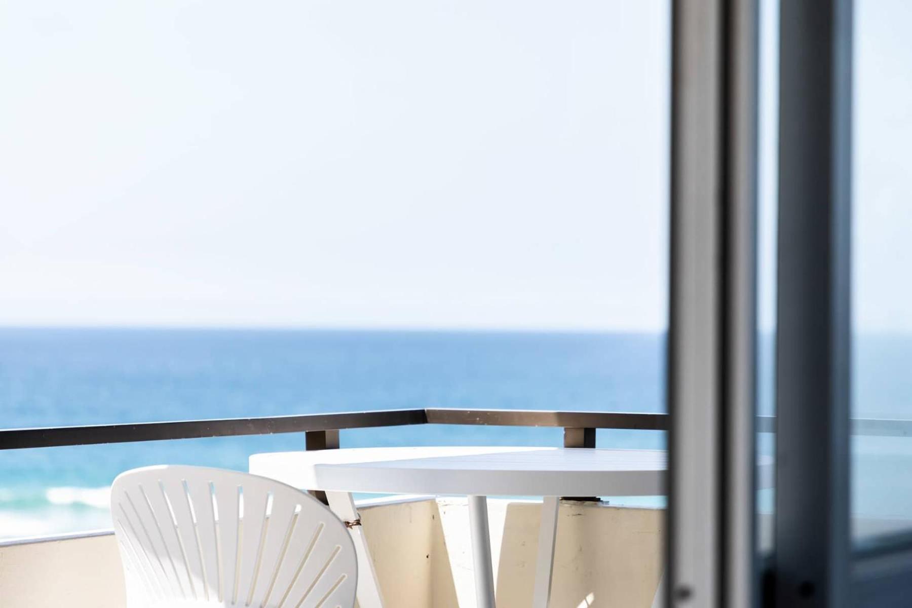 Surfers Paradise Beachfront Apartment Gold Coast