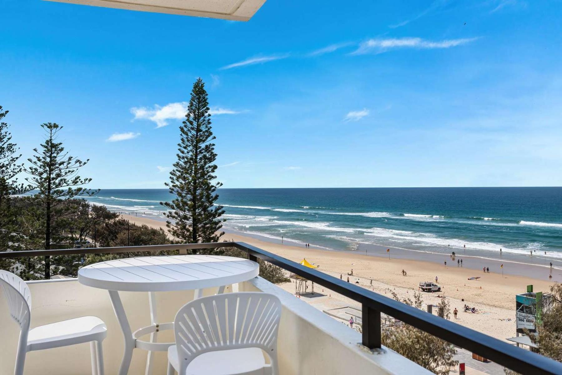 Surfers Paradise Beachfront Apartment