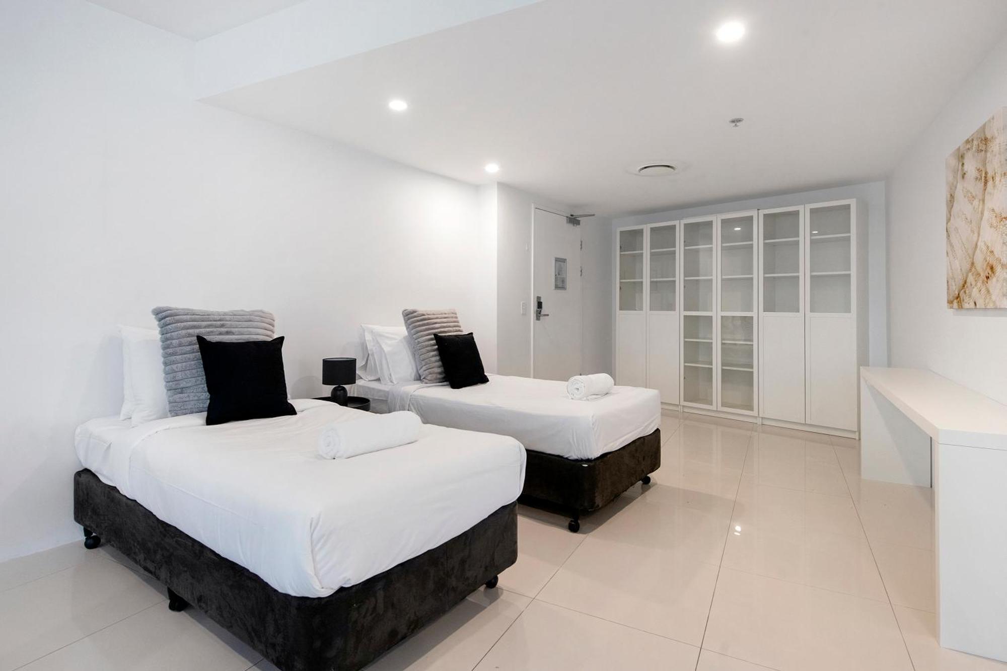 Q Tower In Surfers Paradise - From Level 3 - Self Contained & Privately Managed - Wow Apartment *