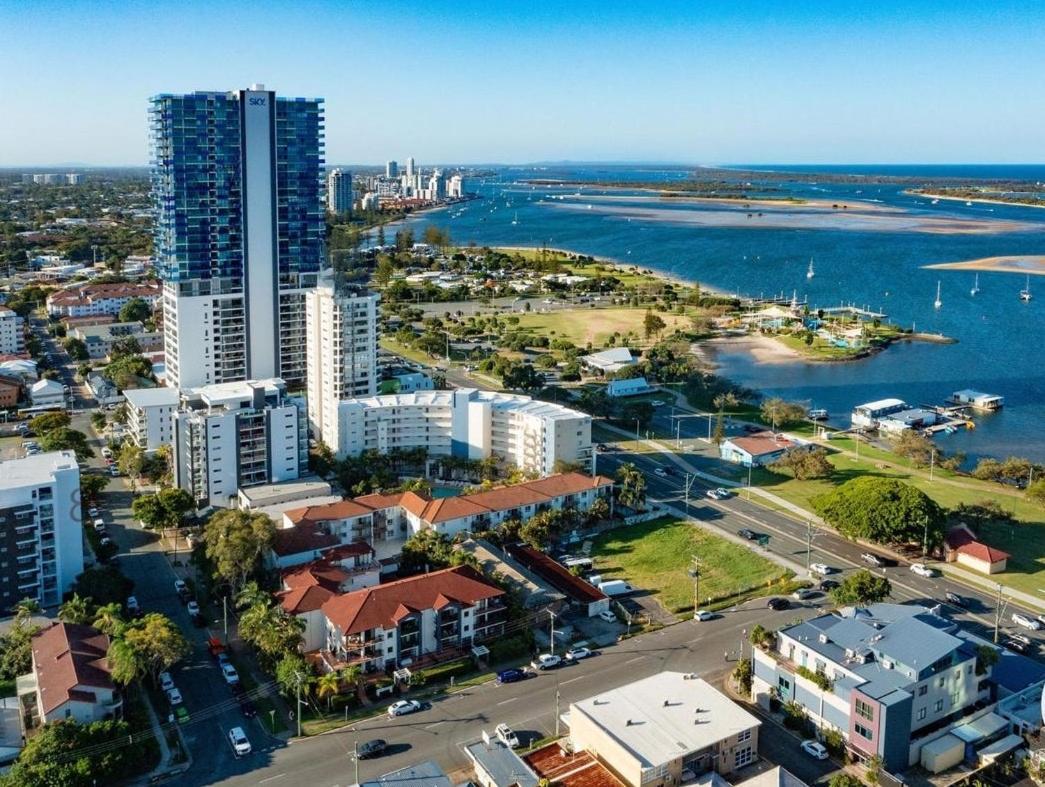 Southport Ocean Breeze Retreat With 2 Parking Apartment