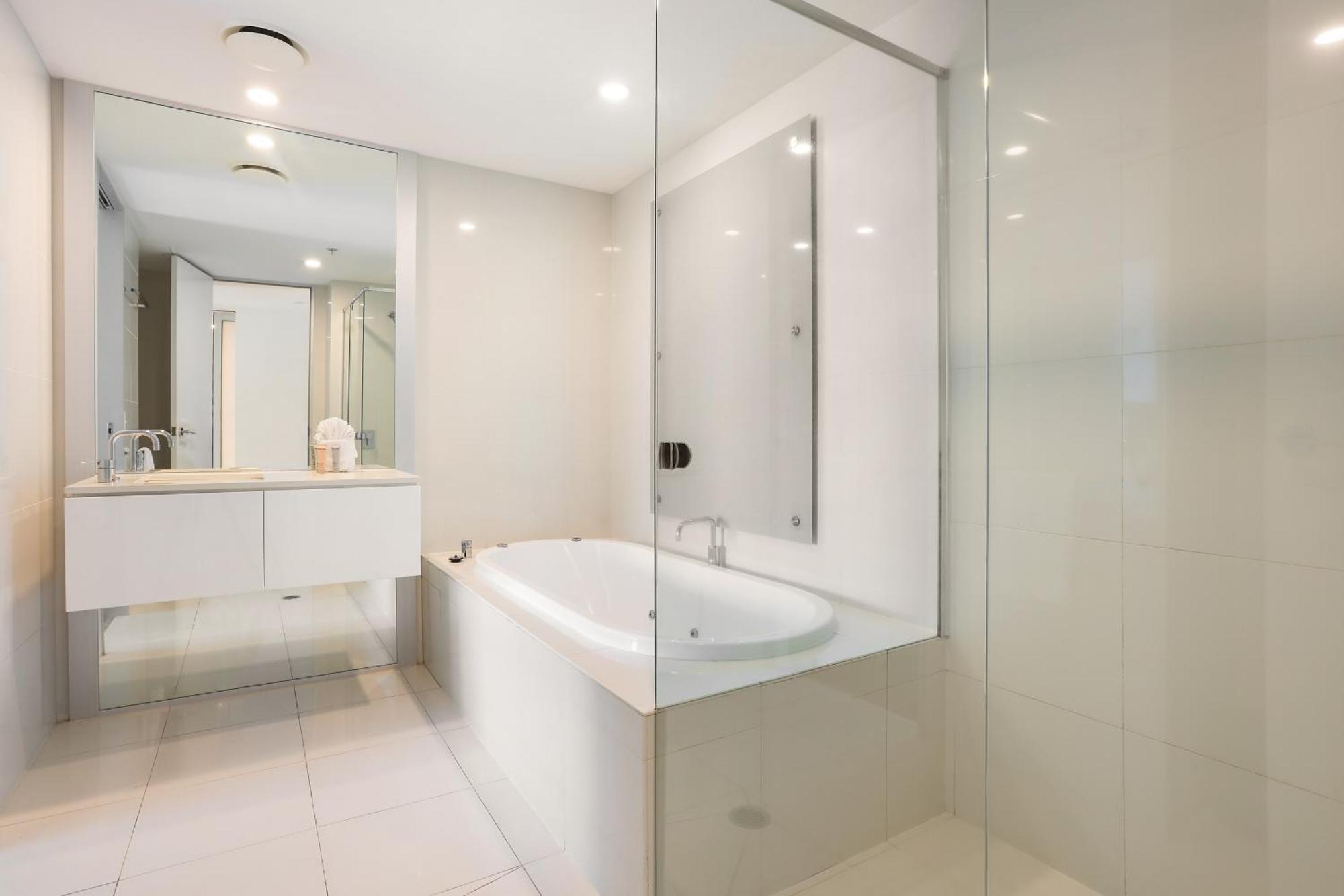 Q Tower Amazing Ocean Views 22nd Level Heated Pools Sleeps 6 - Optimise Gold Coast