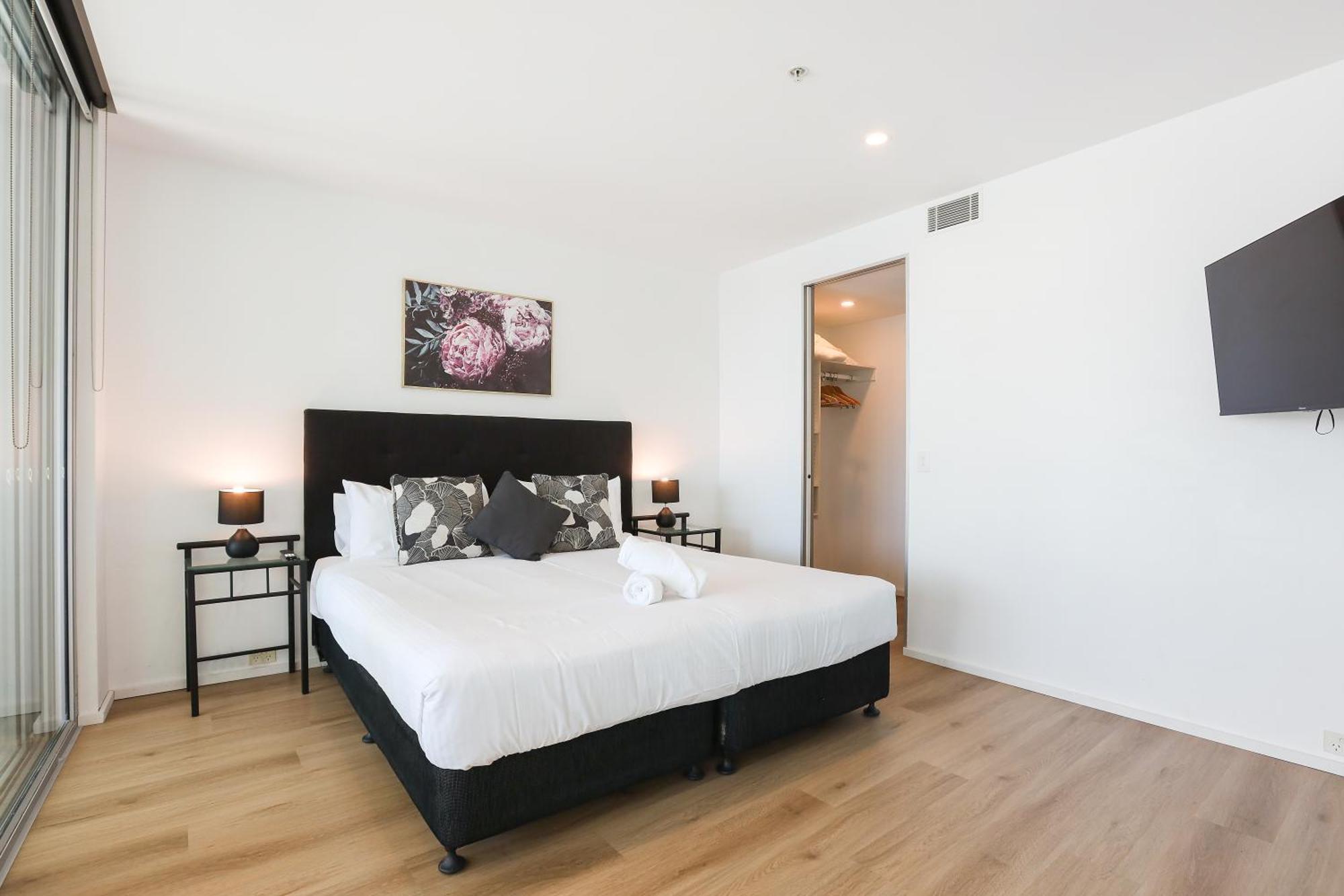Q Tower Amazing Ocean Views 22nd Level Heated Pools Sleeps 6 - Optimise Apartment Gold Coast