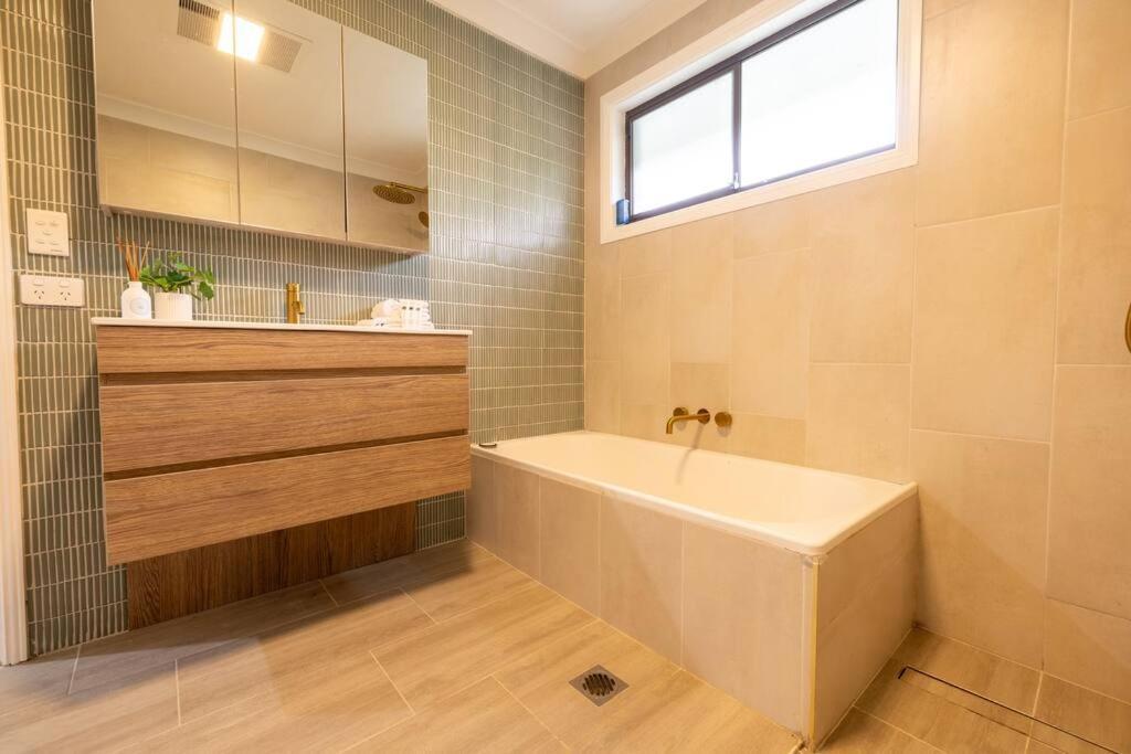 Spacious 3-br In The Heart Of The Holiday home