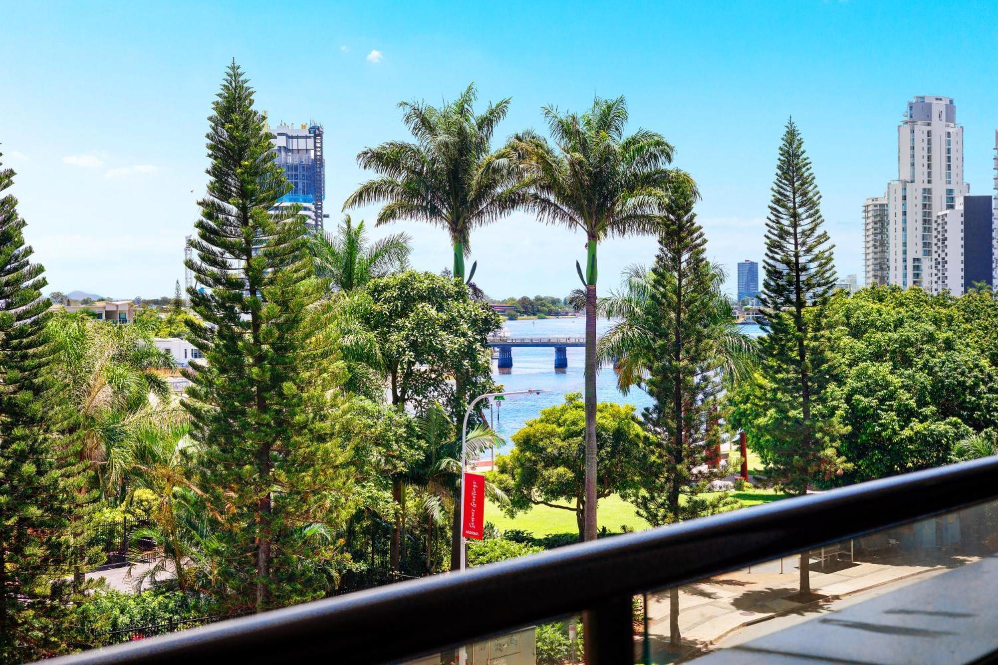 Apartment Circle On Cavill Canal Views Huge *