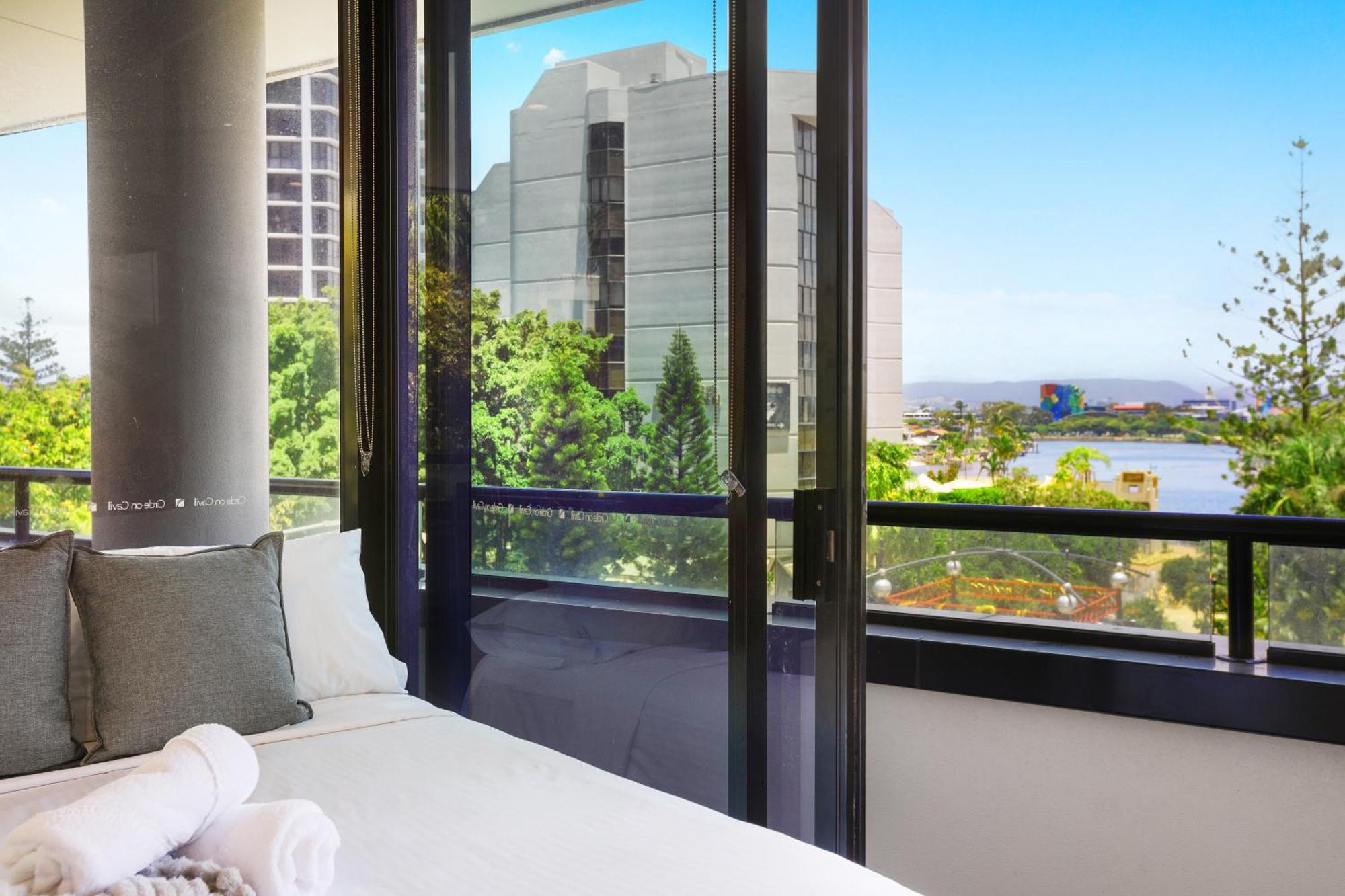 Apartment Circle On Cavill Canal Views Huge Gold Coast