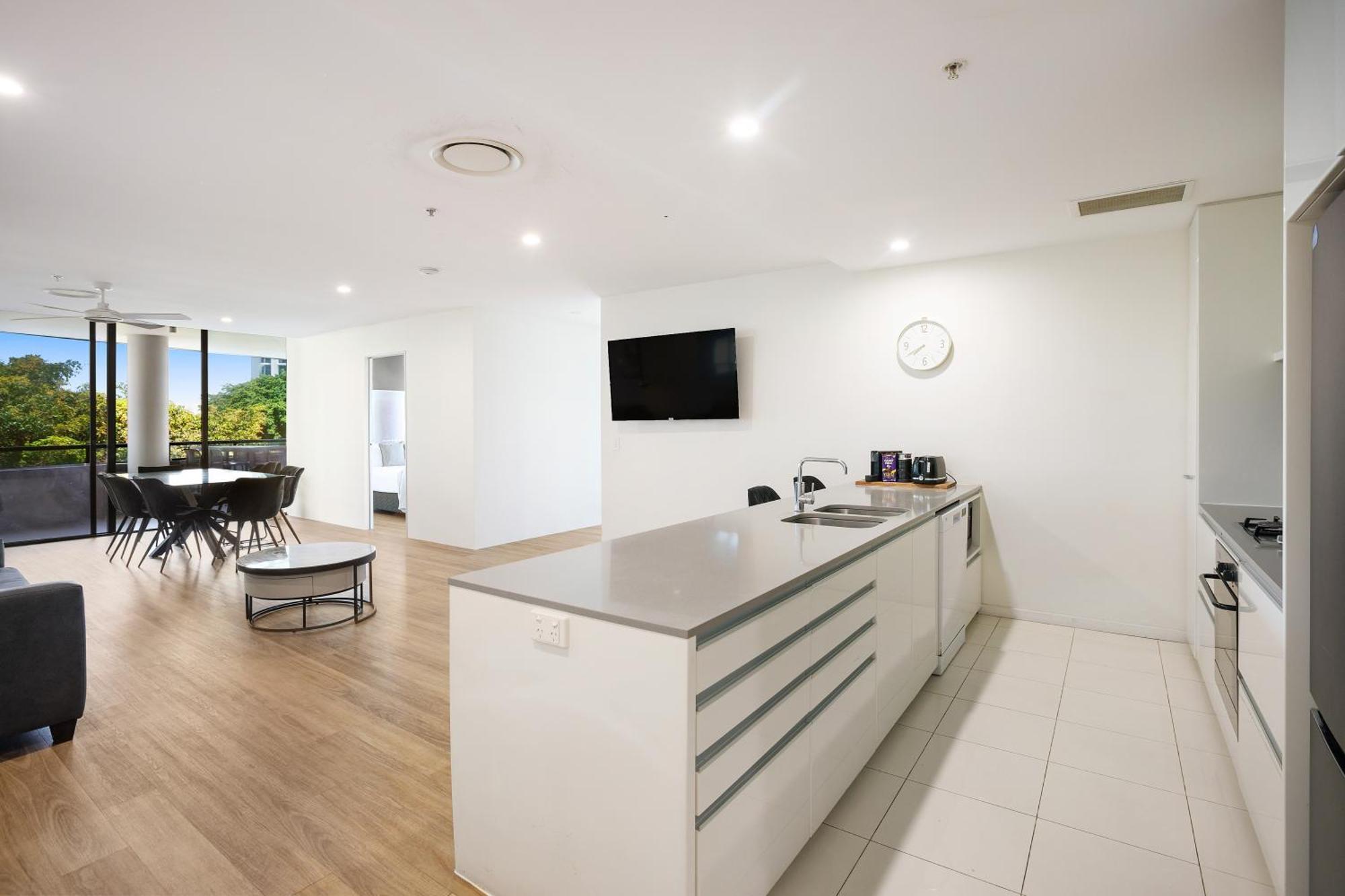 Apartment Circle On Cavill Canal Views Huge