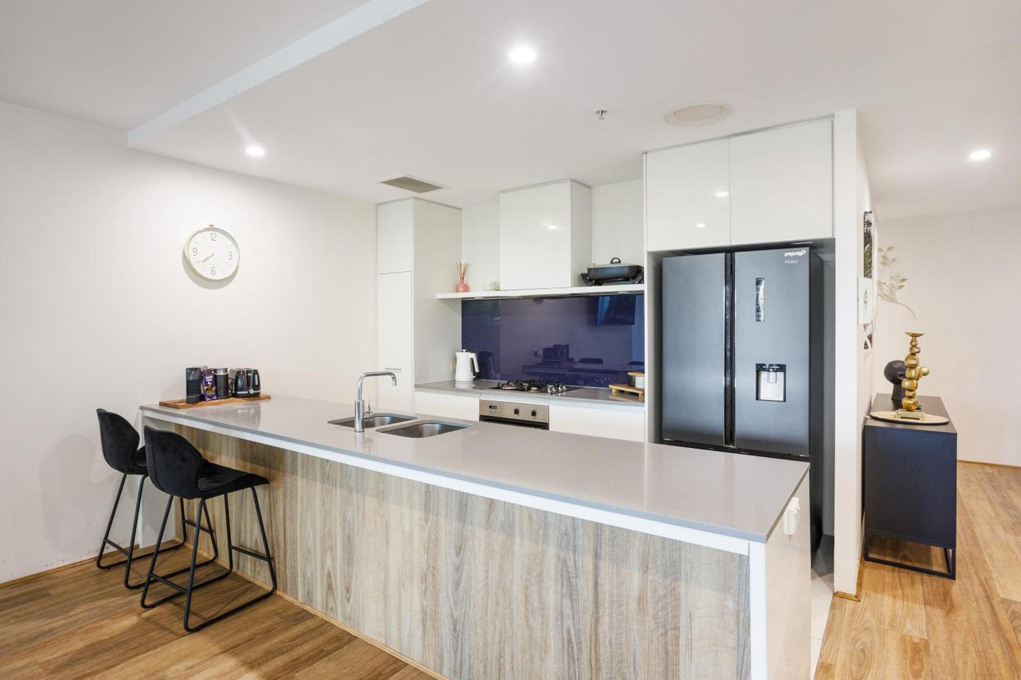 Circle On Cavill Canal Views Huge Apartment Gold Coast