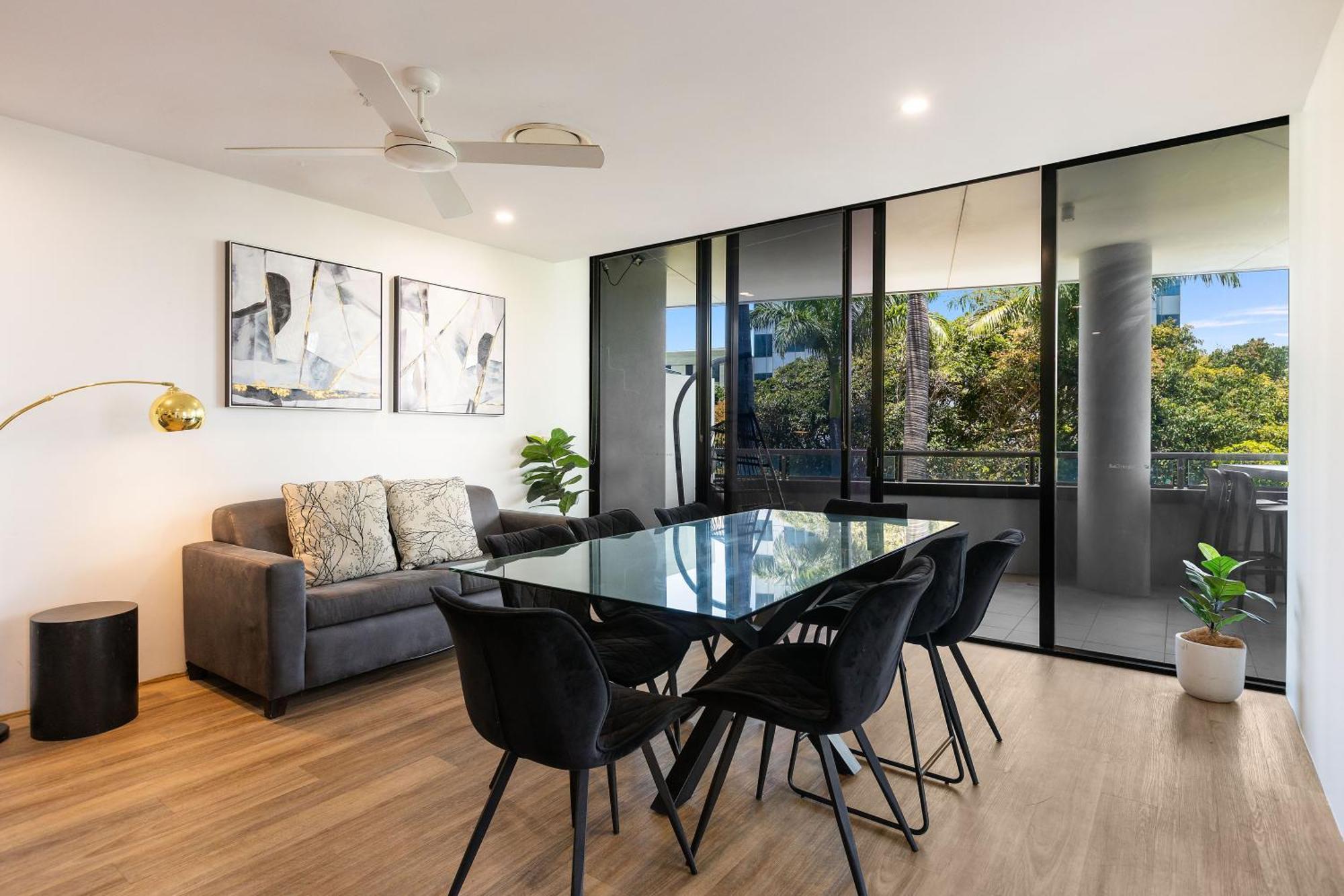 Apartment Circle On Cavill Canal Views Huge