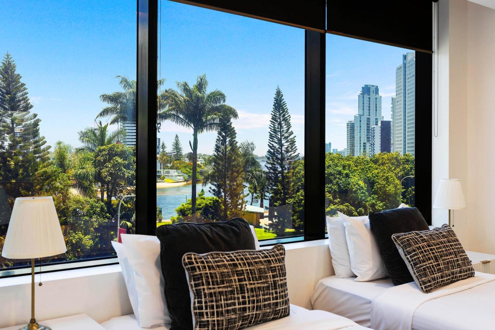 Apartment Circle On Cavill Canal Views Huge *