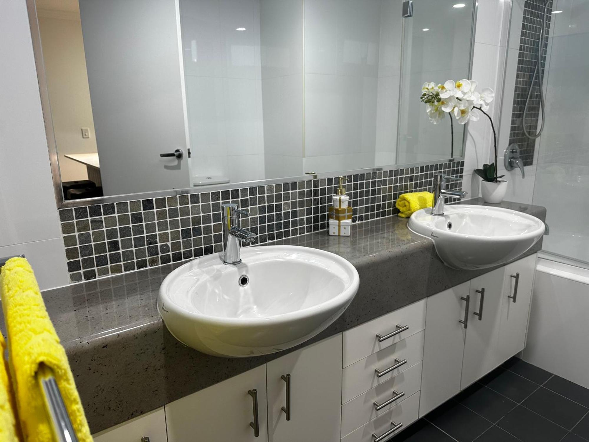 Apartment Broadwater Parklands Paradise-one & Two Bedroom *