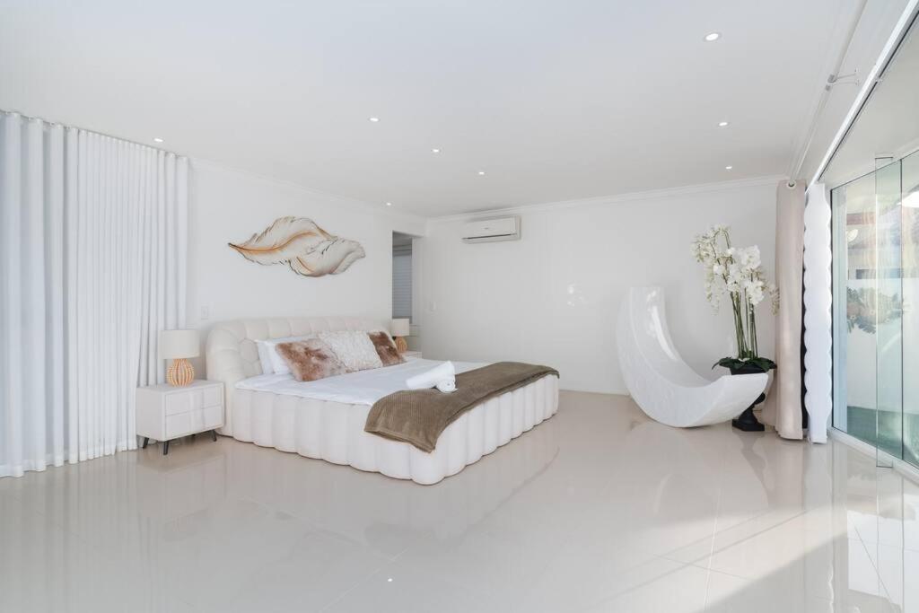 Immaculate Waterfront Residence-masterpiece Holiday home