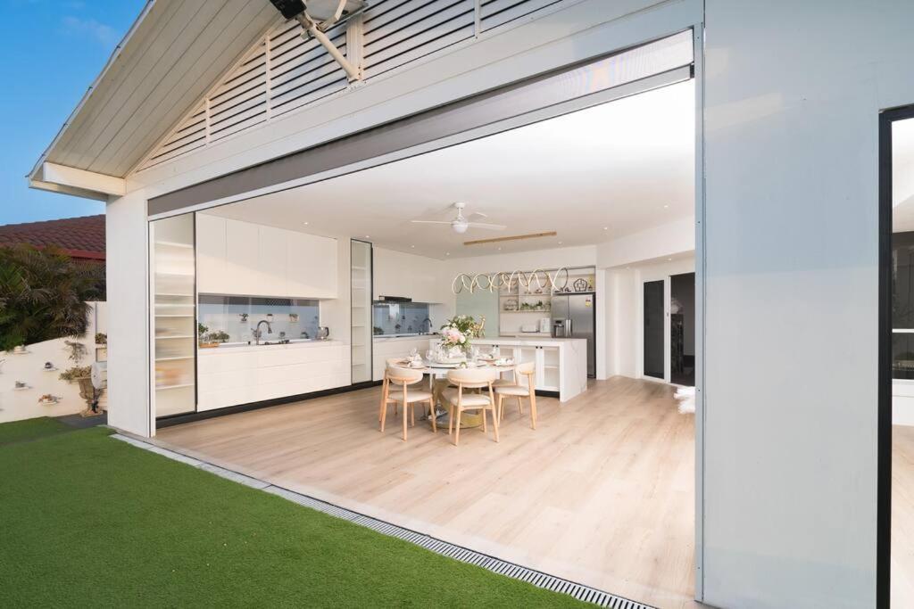 Immaculate Waterfront Residence-masterpiece Holiday home Gold Coast