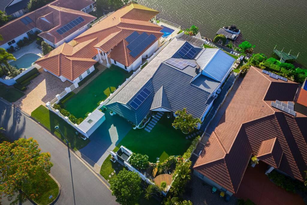 Immaculate Waterfront Residence-masterpiece Gold Coast