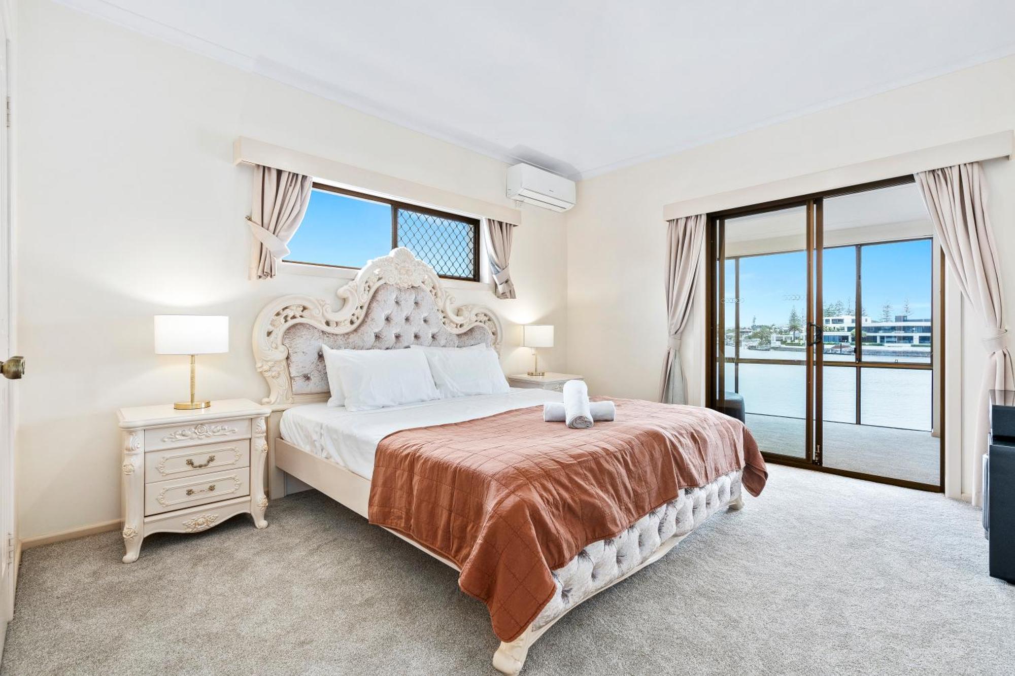 Perfect Waterfront Escape In Surfers Paradise Holiday home *