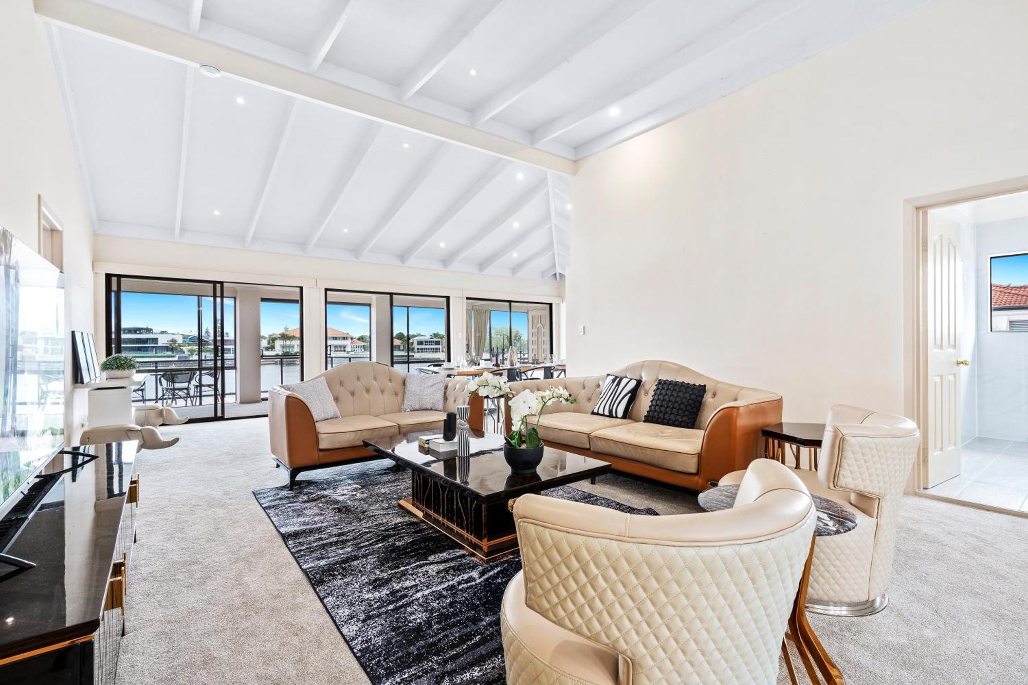 Perfect Waterfront Escape In Surfers Paradise