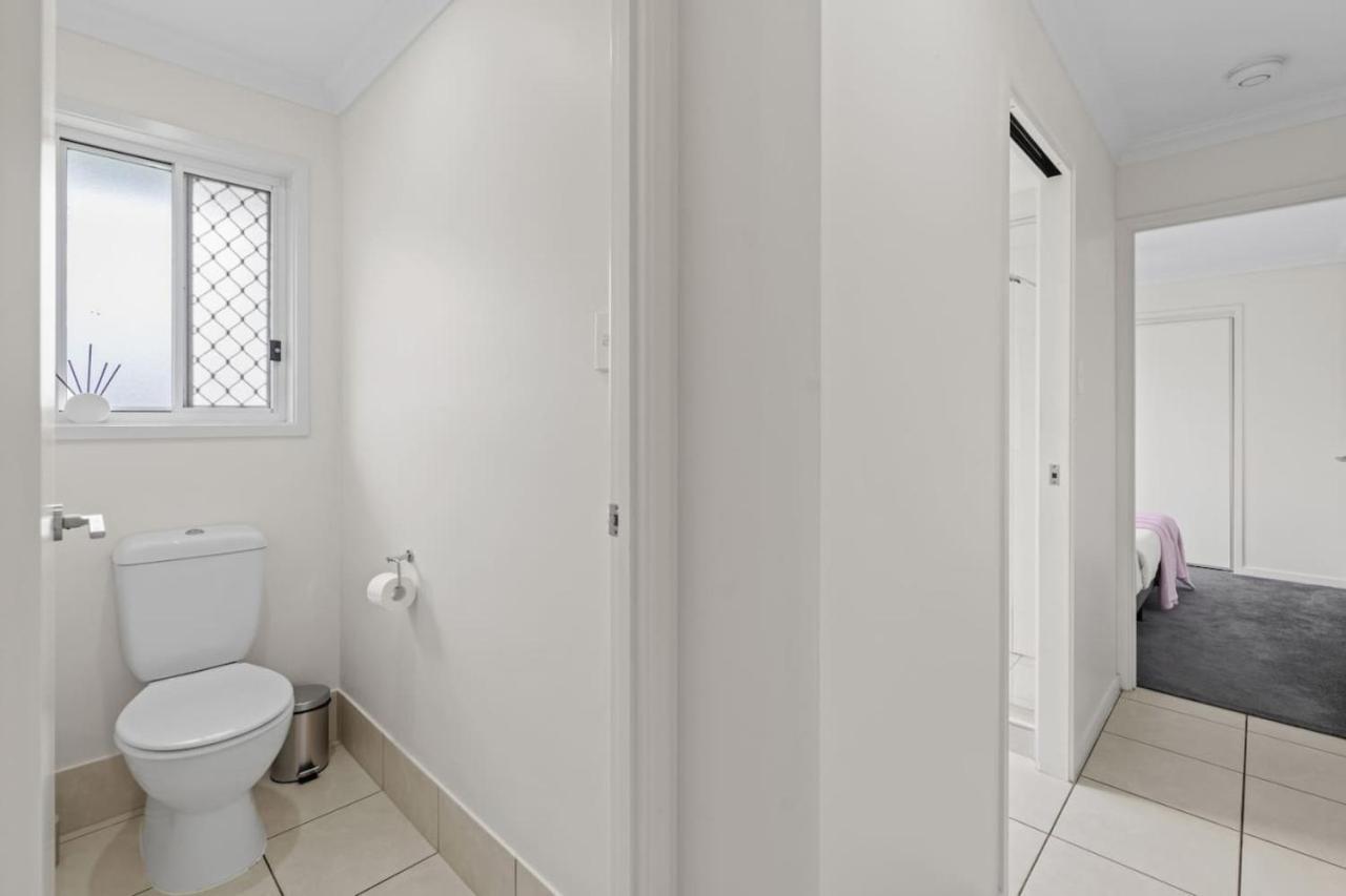 Stunning 4br With Yard Parking Costco And Theme Park Holiday home Gold Coast