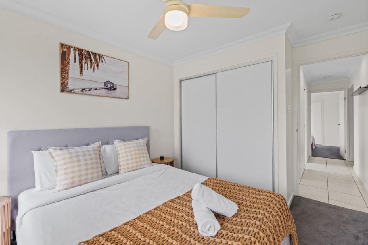 Holiday home Stunning 4br With Yard Parking Costco And Theme Park