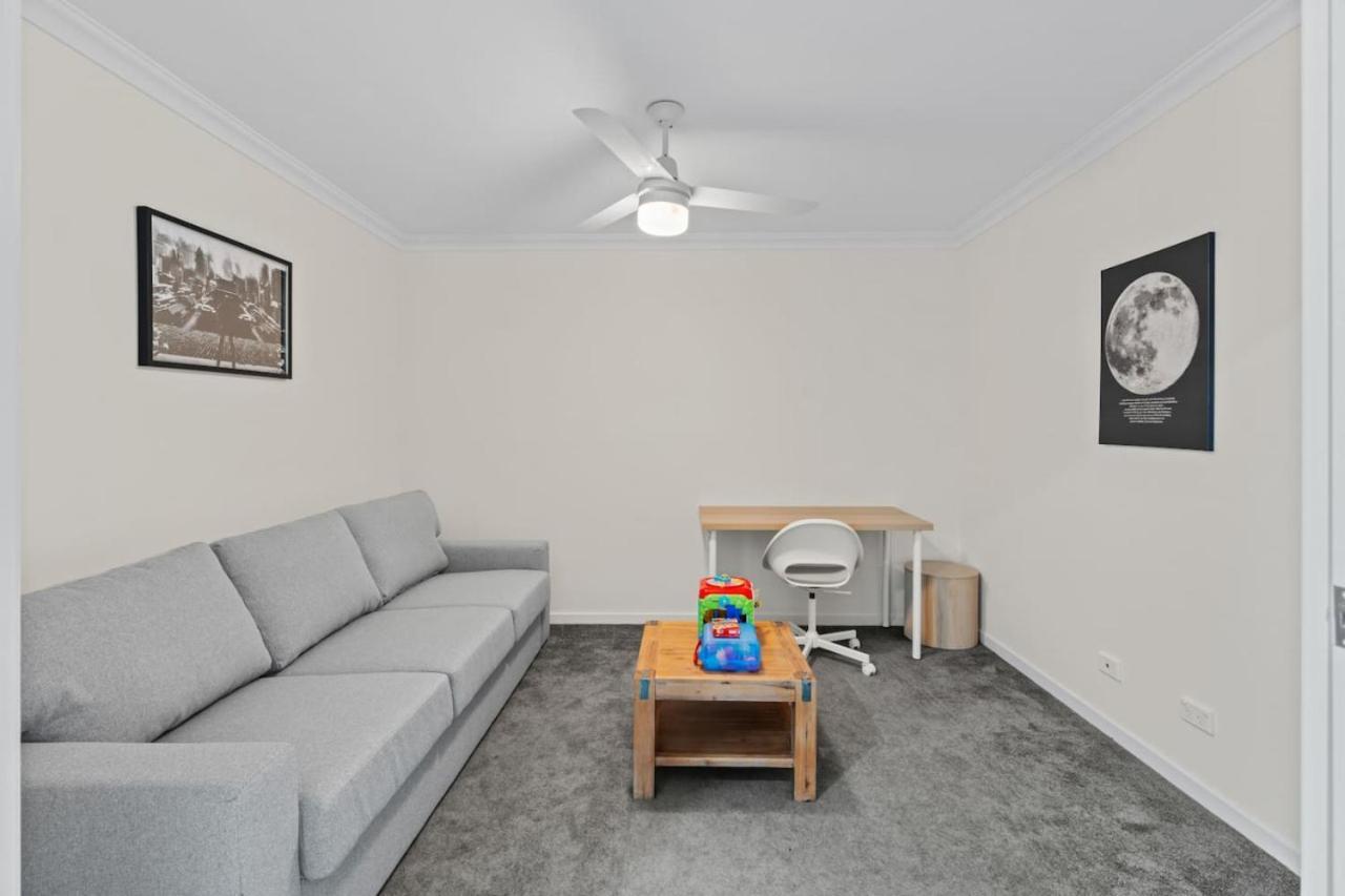 Holiday home Stunning 4br With Yard Parking Costco And Theme Park Gold Coast
