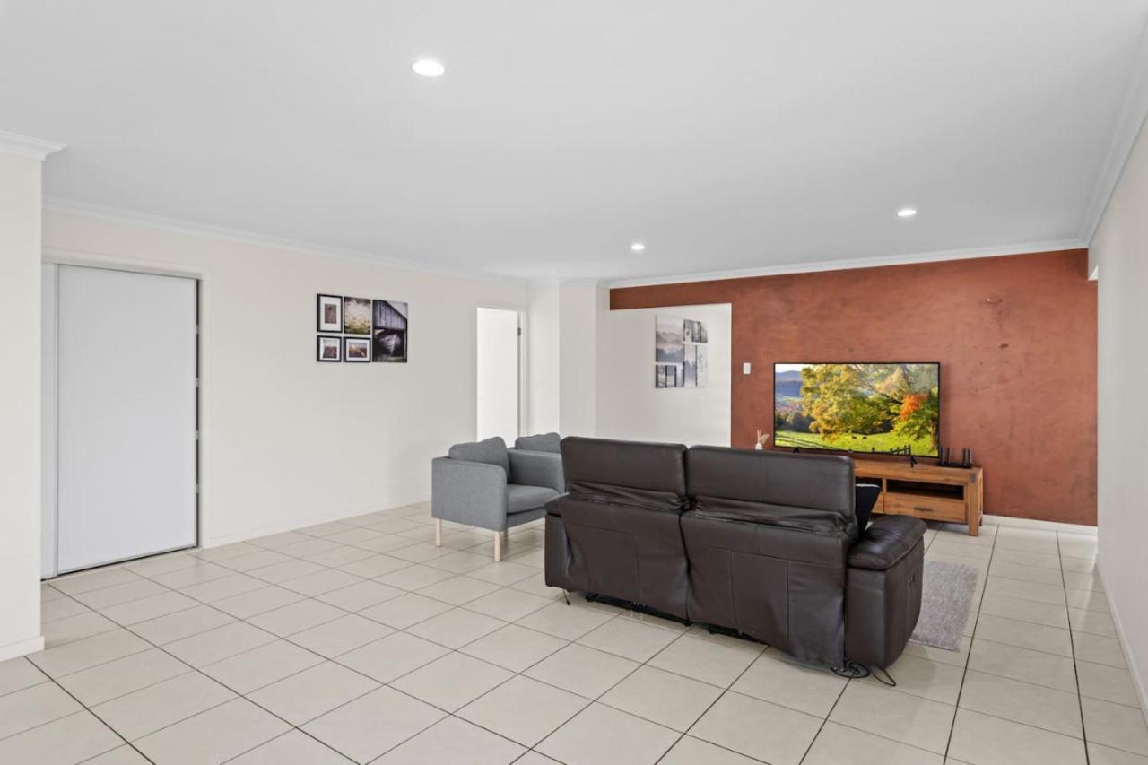 Holiday home Stunning 4br With Yard Parking Costco And Theme Park