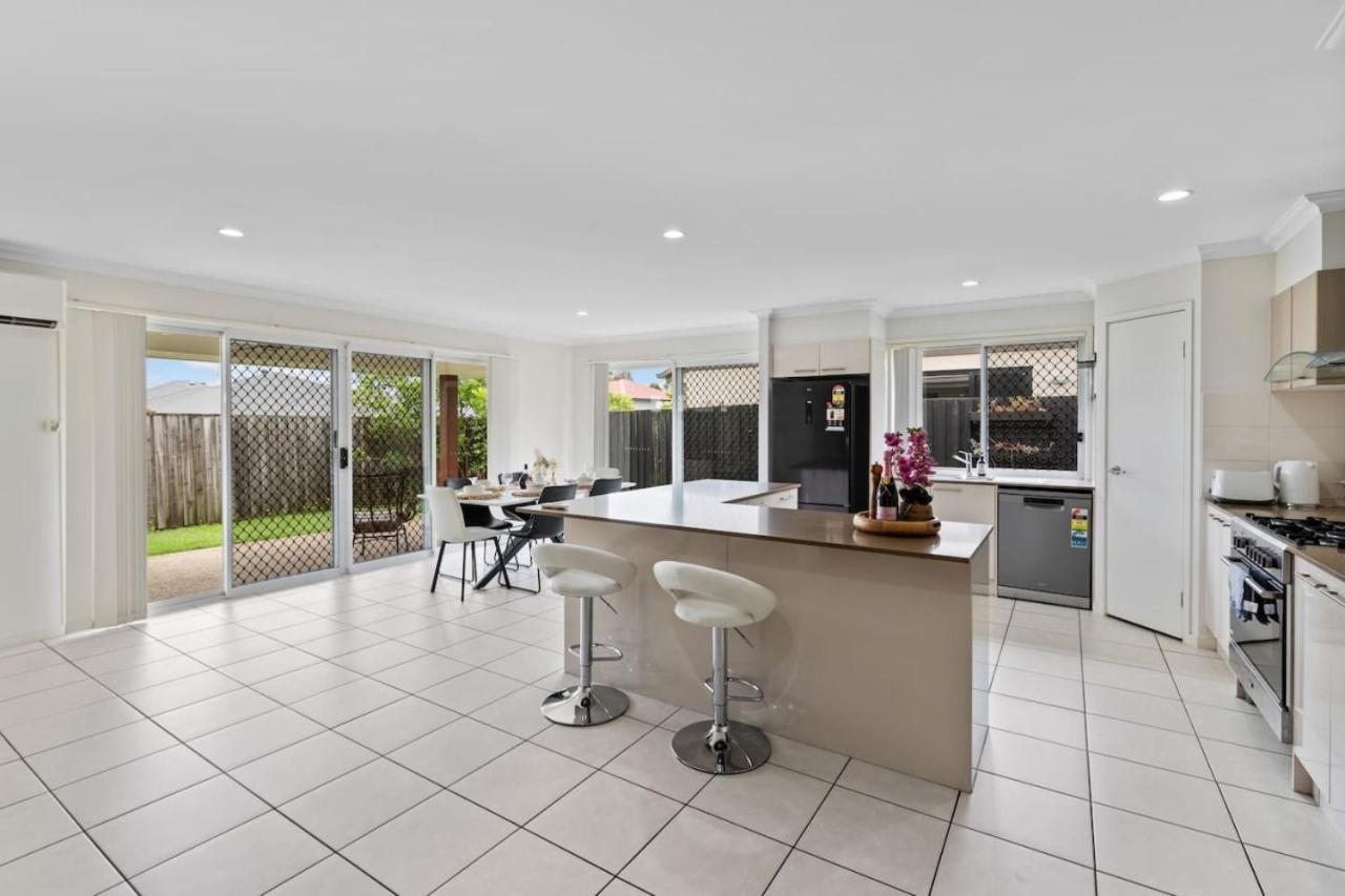 Holiday home Stunning 4br With Yard Parking Costco And Theme Park *