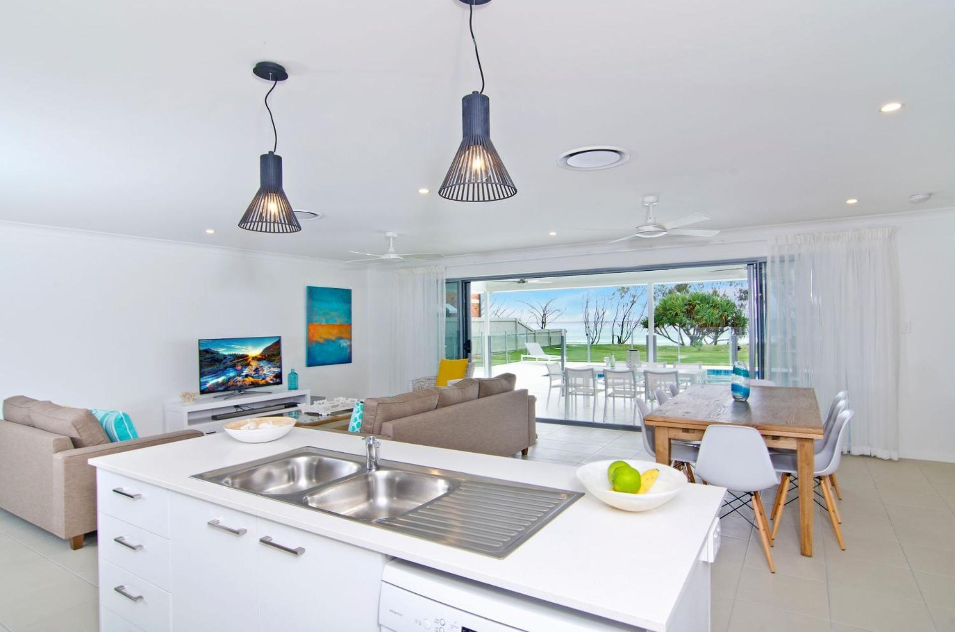 Sentosa On Tugun - Beachfront 5 Bedroom Holiday home