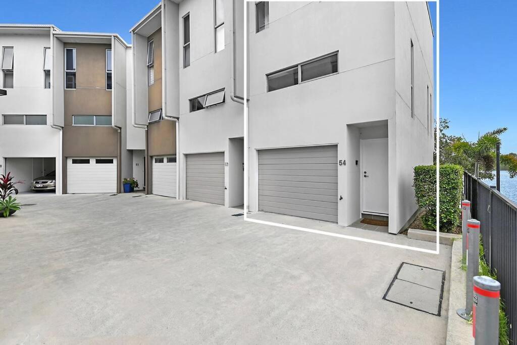 Water View Modern Three-level Townhouse In Carrara