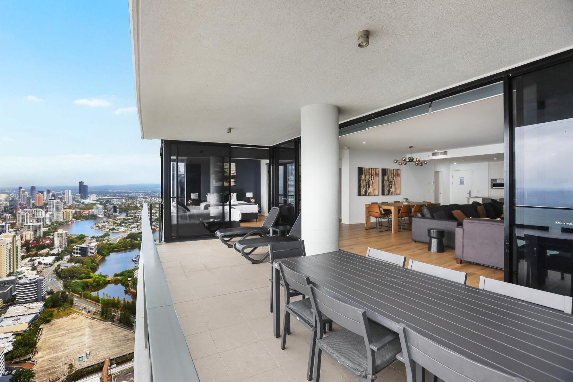 Circle On Cavil Subpenthouse 4brm Lv52! Ocean View Apartment