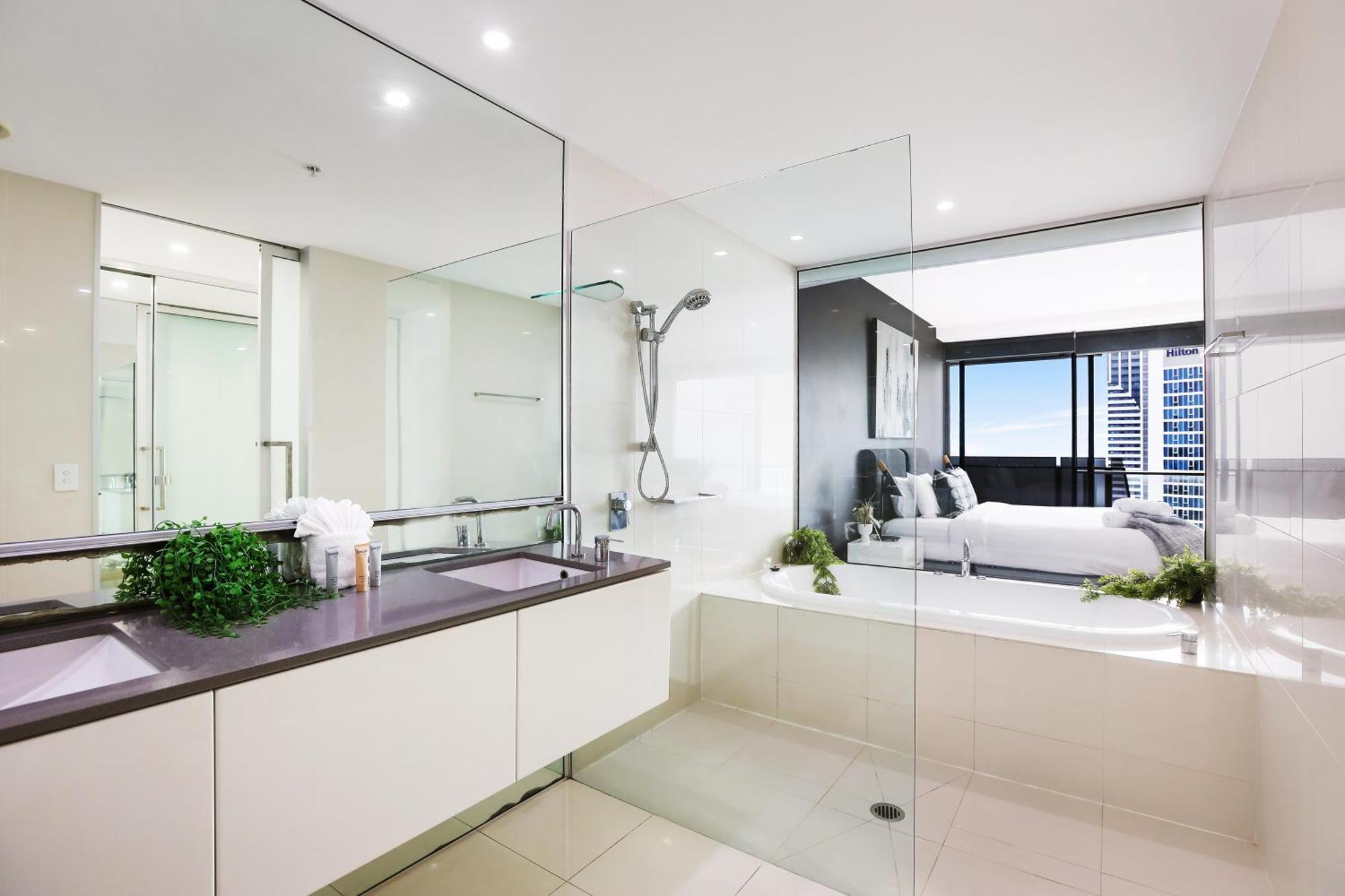 Circle On Cavil Subpenthouse 4brm Lv52! Ocean View Gold Coast