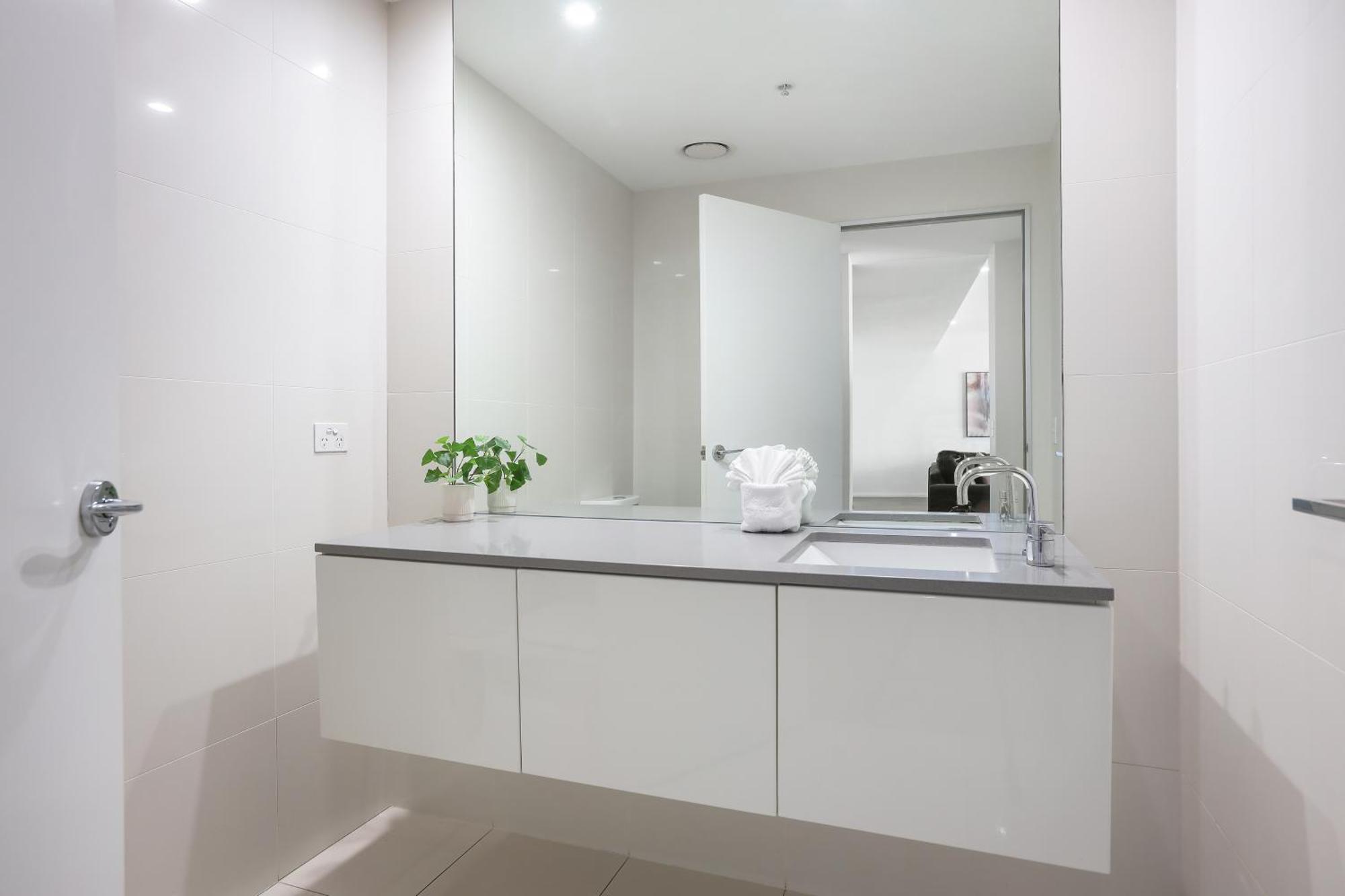 Circle On Cavil Subpenthouse 4brm Lv52! Ocean View Apartment Gold Coast