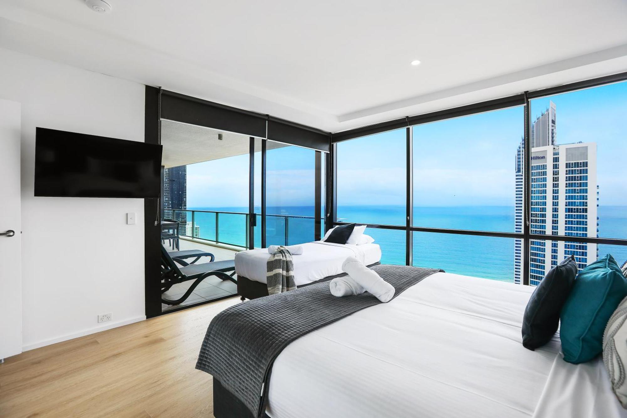 Apartment Circle On Cavil Subpenthouse 4brm Lv52! Ocean View Gold Coast