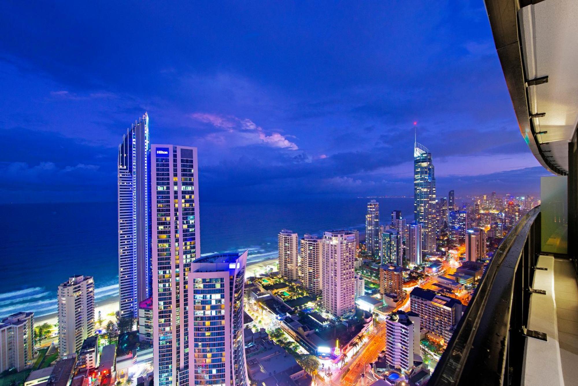 Circle On Cavill Sky High Ocean View Sub-penthouses - Self Contained & Privately Managed - Wow Apartment Gold Coast