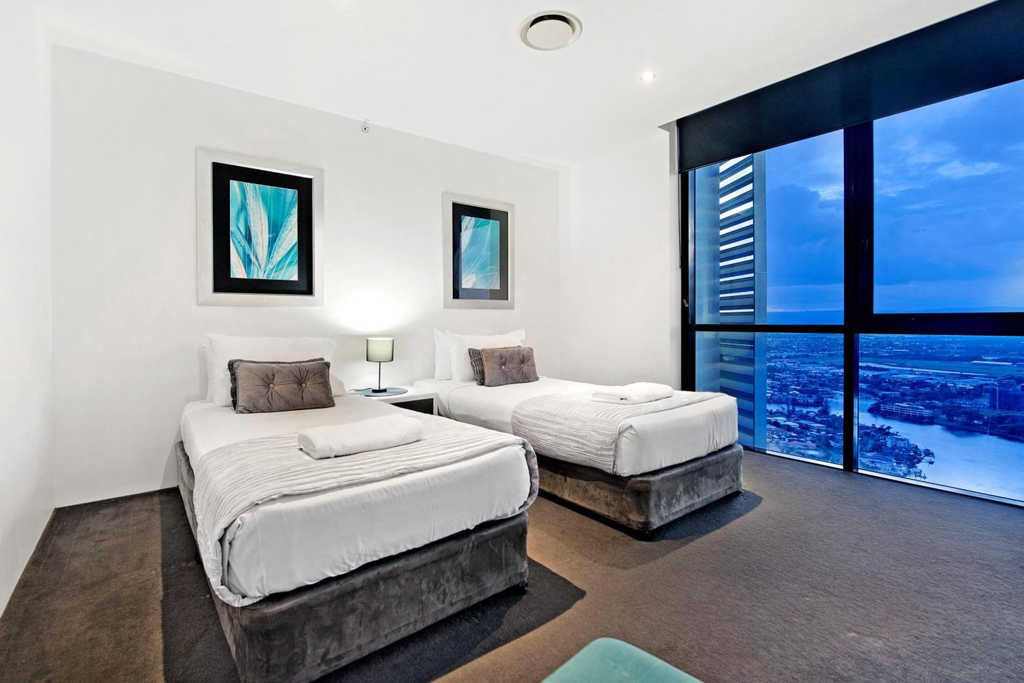 Circle On Cavill Sky High Ocean View Sub-penthouses - Self Contained & Privately Managed - Wow *