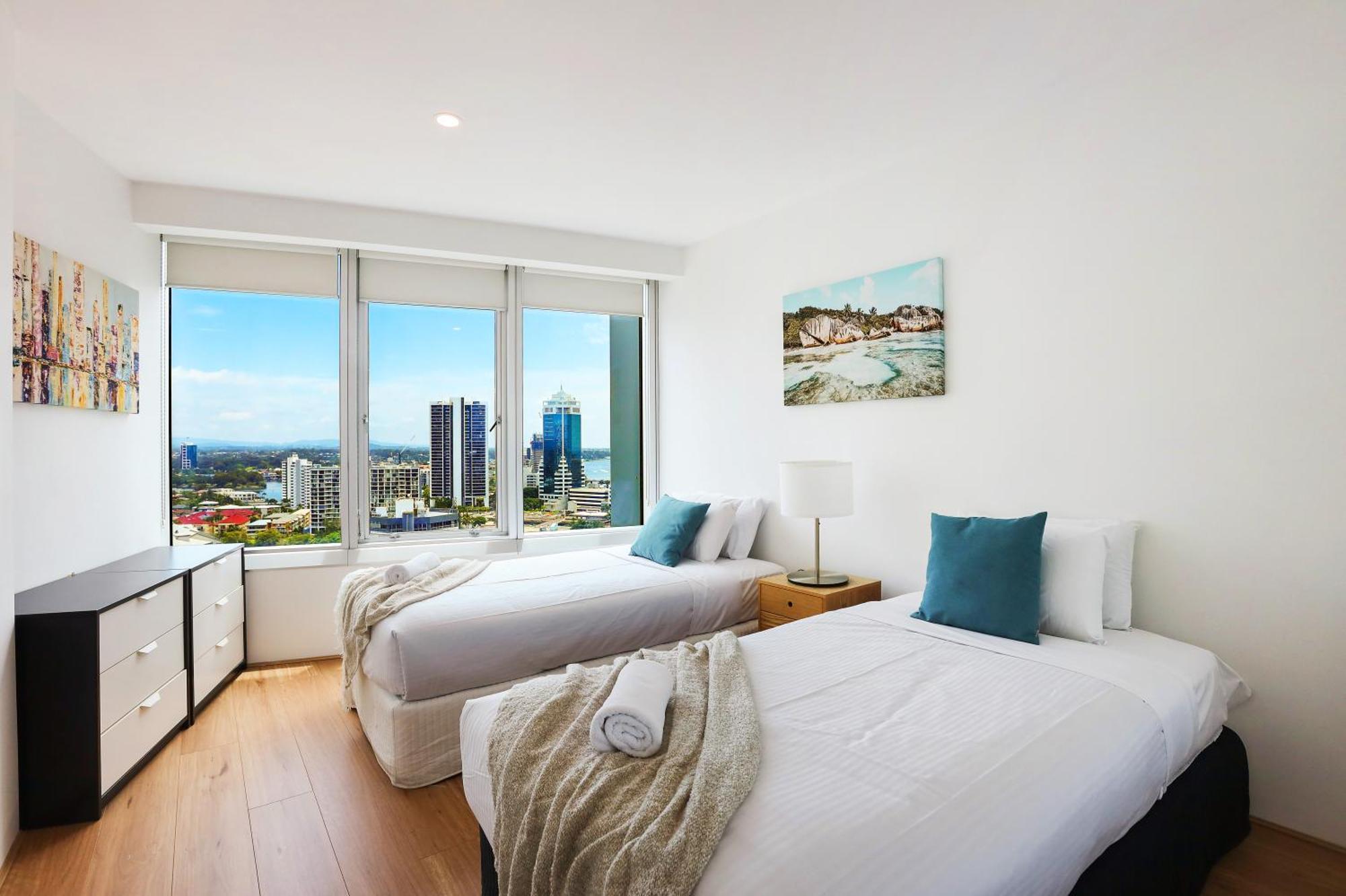 Stylish Q Towers Breathtaking Views Sleeps 6 Apartment