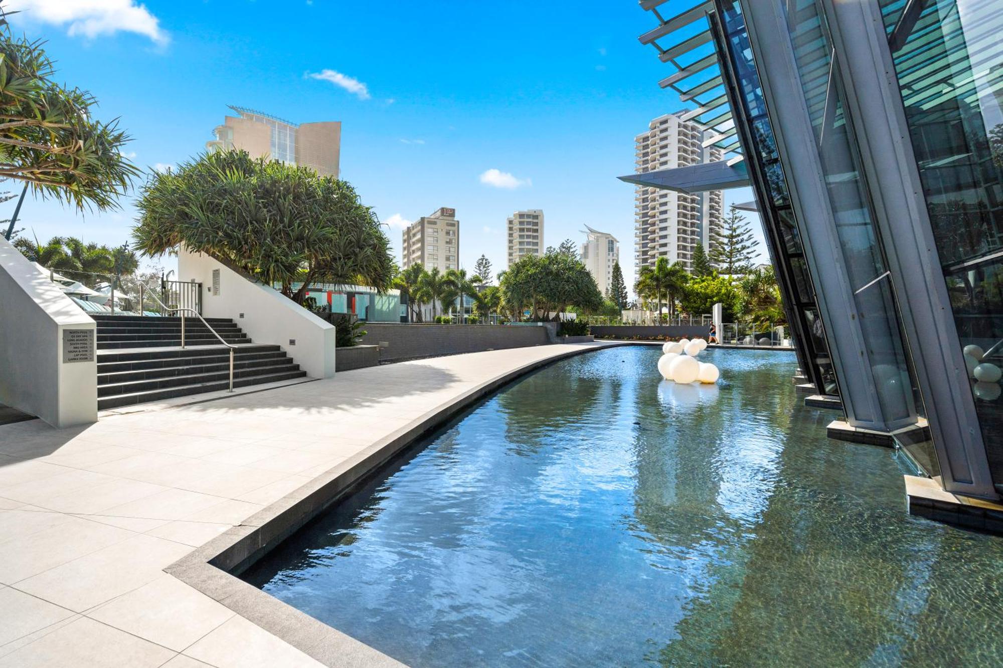 Stylish Q Towers Breathtaking Views Sleeps 6 Apartment