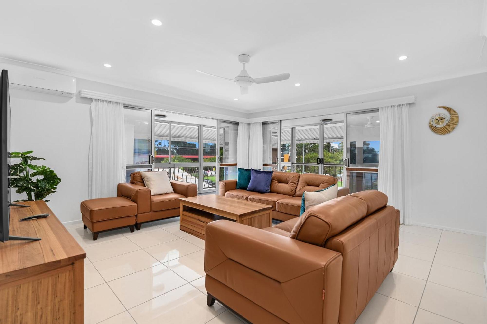 Apartment Located 3 Bedroom Unit In Southport