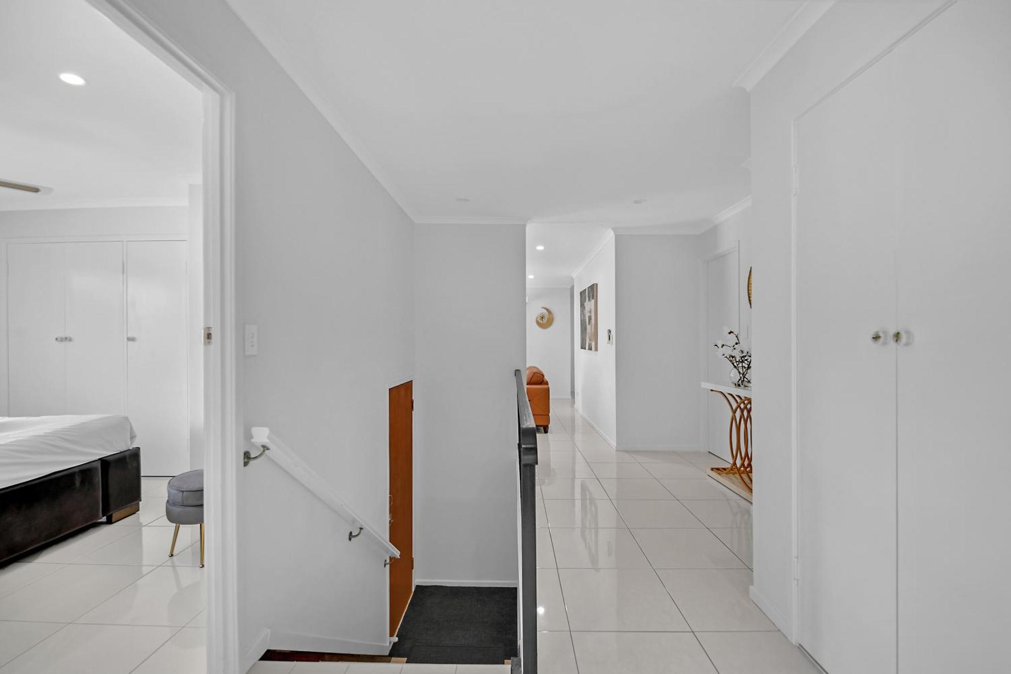 Apartment Located 3 Bedroom Unit In Southport *