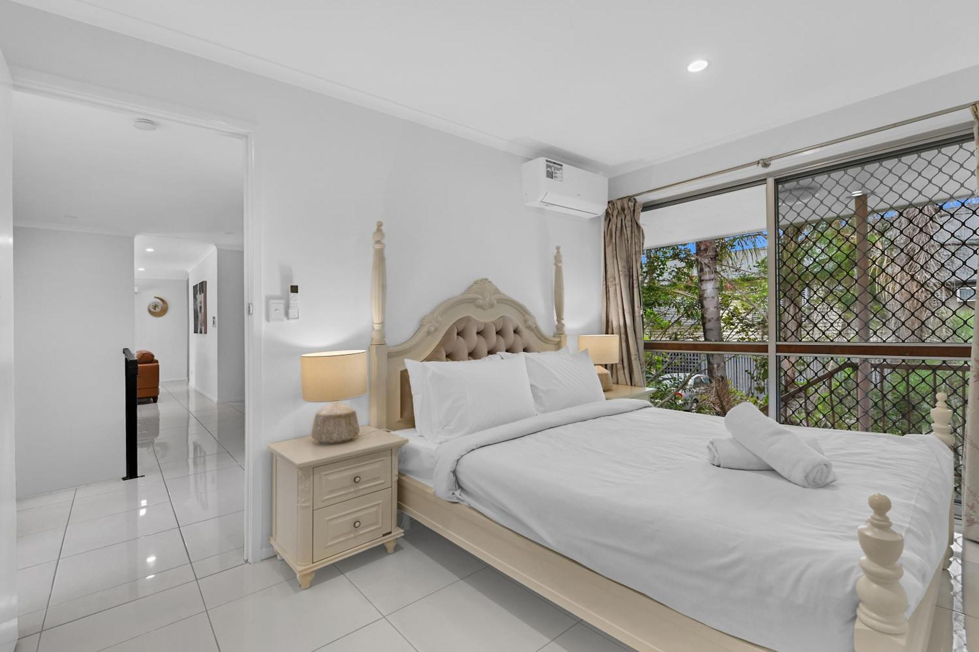 Apartment Located 3 Bedroom Unit In Southport Gold Coast